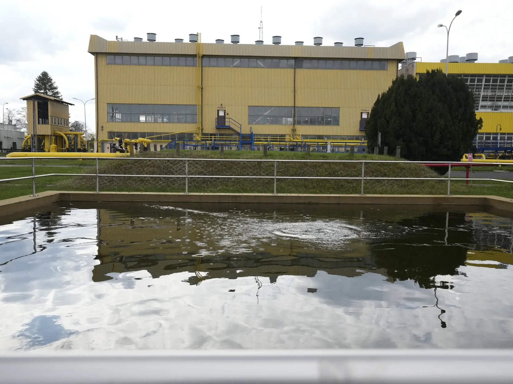 Uverejnili aj banner, kde hlásali, že odkúpia plyn.
Na snímke plynová stanica spoločnosti Gaz-System v poľskej obci Rembelszczyzna neďaleko Varšavy v stredu 27. apríla 2022. FOTO TASR/AP