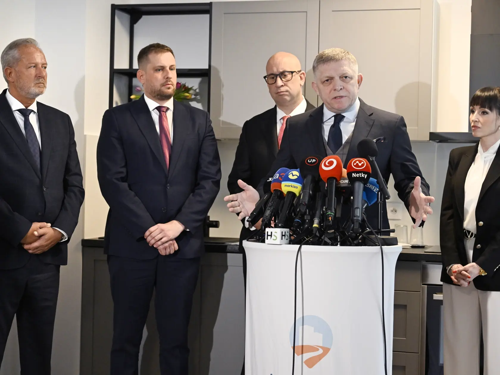 Na snímke v popredí predseda vlády SR Robert Fico (SMER-SD), vpravo riaditeľka Agentúry štátnom podporovaného nájomného bývania Eva Lisová, tretí zľava minister dopravy SR Jozef Ráž (nominant SMER-SD), minister zdravotníctva SR Kamil Šaško (HLAS-SD) a predseda predstavenstva a generálny riaditeľ Kooperativa Vladimír Bakeš počas tlačovej konferencie k odovzdávaniu prvých bytov do systému štátom podporovaného nájomného bývania v Ovocných sadoch na Ivanskej ceste v utorok 11. marca 2025 v Bratislave. FOTO TASR - Pavel Neubauer
         
         