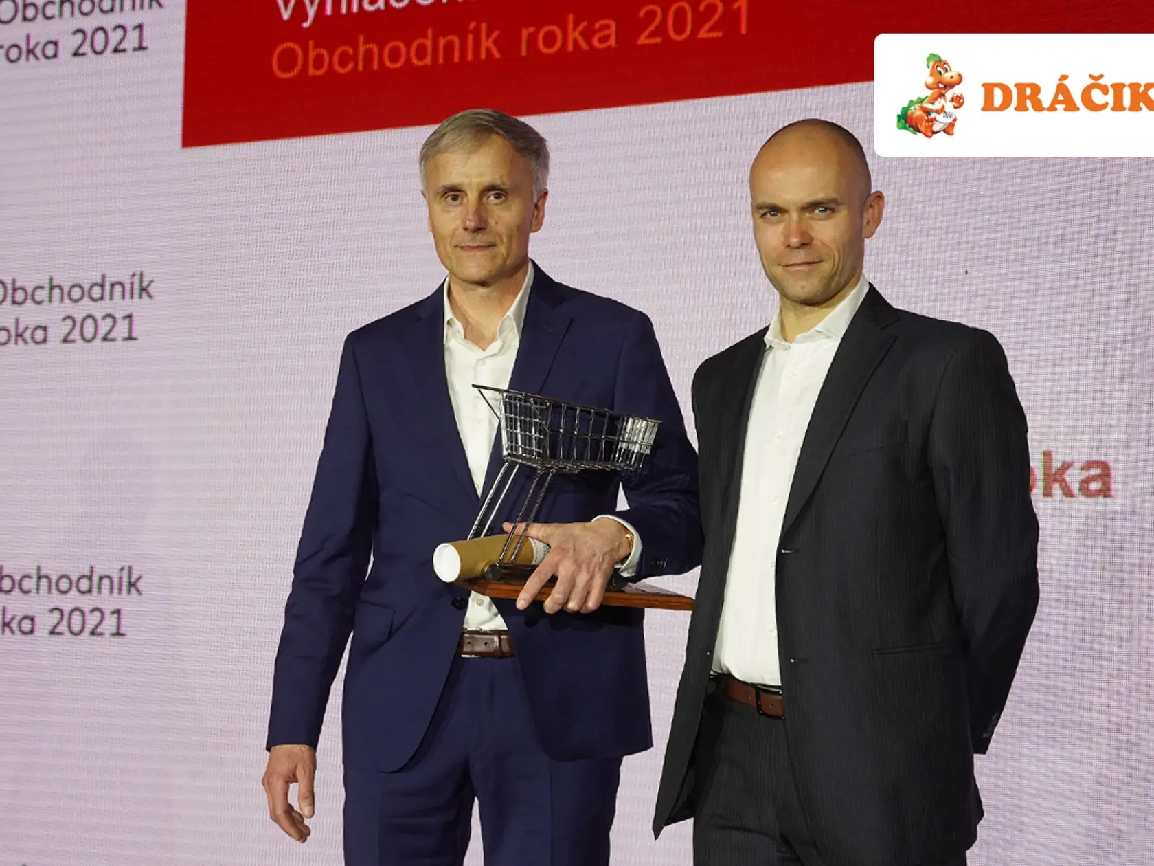 Majiteľ spoločnosti Dráčik Dušan Víglaský (vľavo) na odovzdávaní cien Obchodník roka 2021.