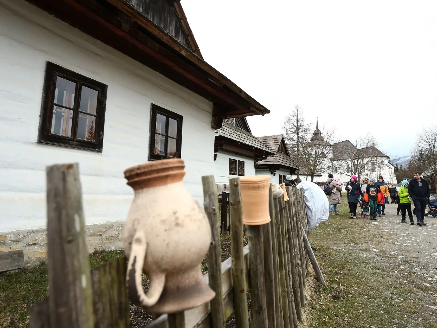 Na snímke návštevníci počas podujatia s názvom Sviatky jari, ktoré sa koná na veľkonočné sviatky v Múzeu liptovskej dediny v obci Pribylina, okres Liptovský Mikuláš v sobotu 8. apríla 2023.