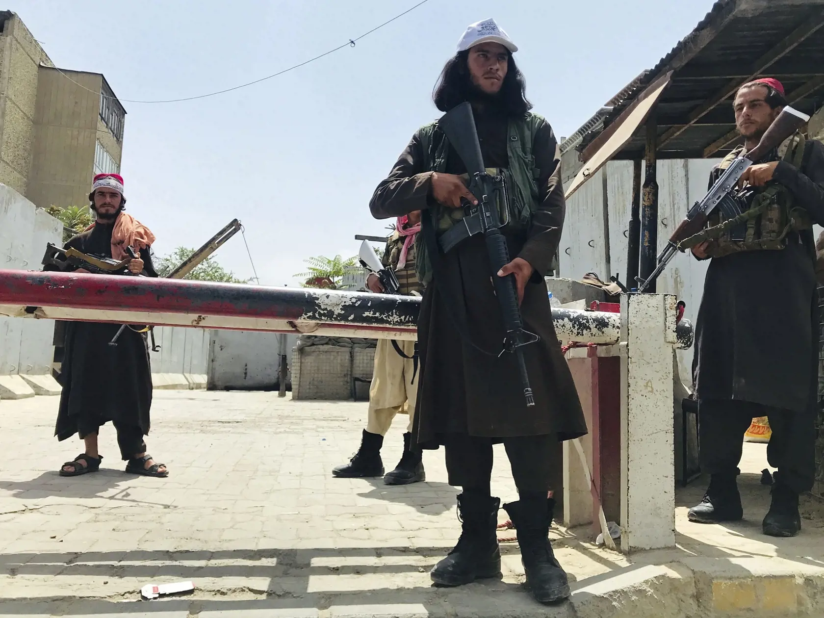 KK25 Kábul - Bojovníci islamistického hnutia Taliban hliadkujú neďaleko amerického veľvyslanectva v Kábule v utorok 17. augusta 2021. Ženy by mali byť súčasťou novej afganskej vlády. Oznámili to v utorok predstavitelia militantného hnutia Taliban po tom, čo vyhlásili všeobecnú amnestiu pre všetkých predstaviteľov vlády. Radikálne hnutie Taliban neočkávane prevzalo v nedeľu moc v Afganistane, čo mu uľahčilo aj stiahnutie amerických a ďalších zahraničných vojakov z krajiny. Náhle zmenená situácia