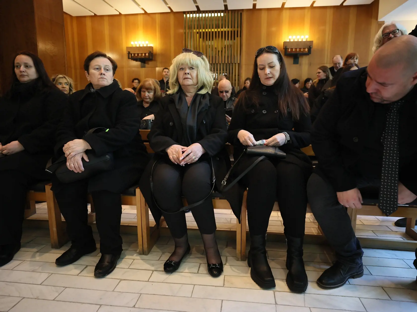 POSLEDNÁ ROZLÚČKA s Dušanom Grúňom (†81). V strede vdova Majka Grúňová.