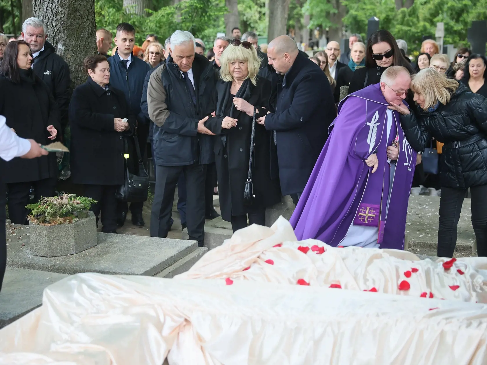 Najhoršia chvíľa prišla v momente, keď začali rakvu ukladať do zeme. Vtedy sa zdrvená manželka úplne zosypala.