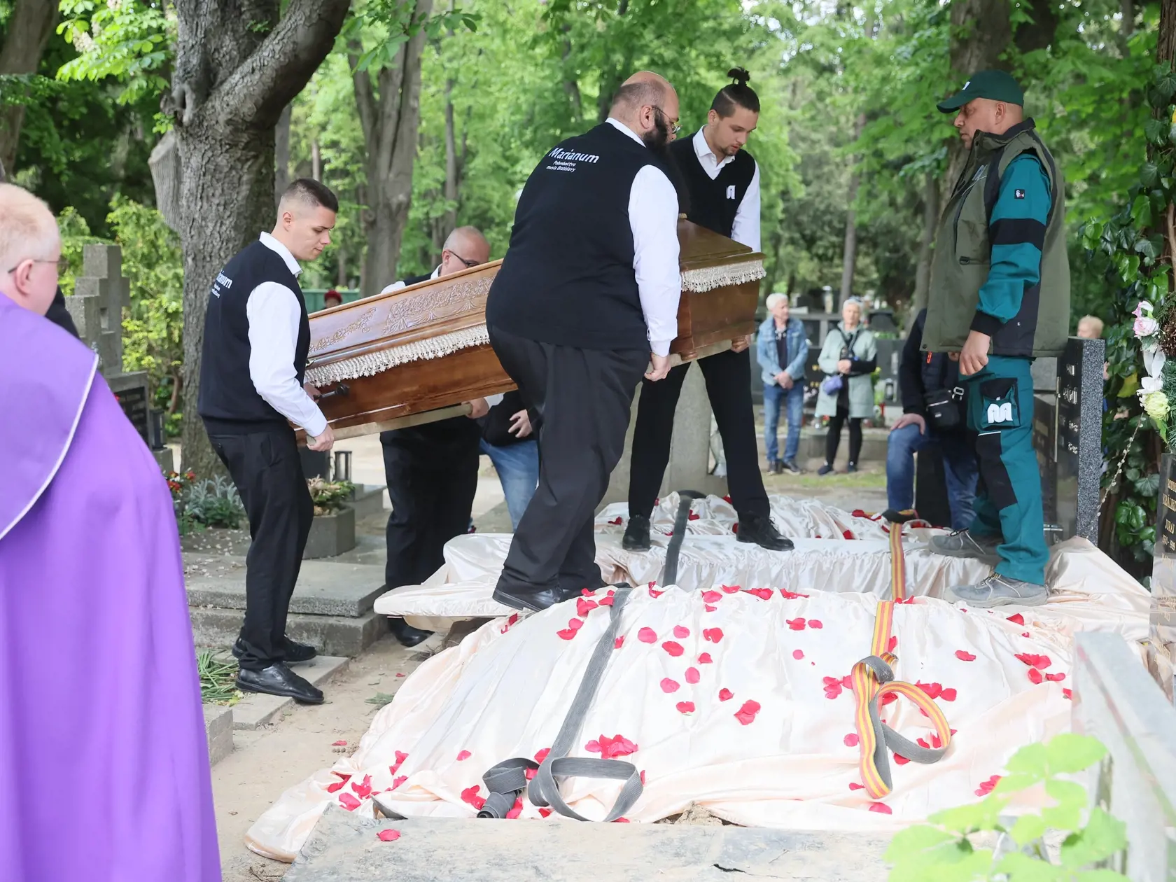 Najhoršia chvíľa prišla v momente, keď začali rakvu ukladať do zeme. Vtedy sa zdrvená manželka úplne zosypala.
