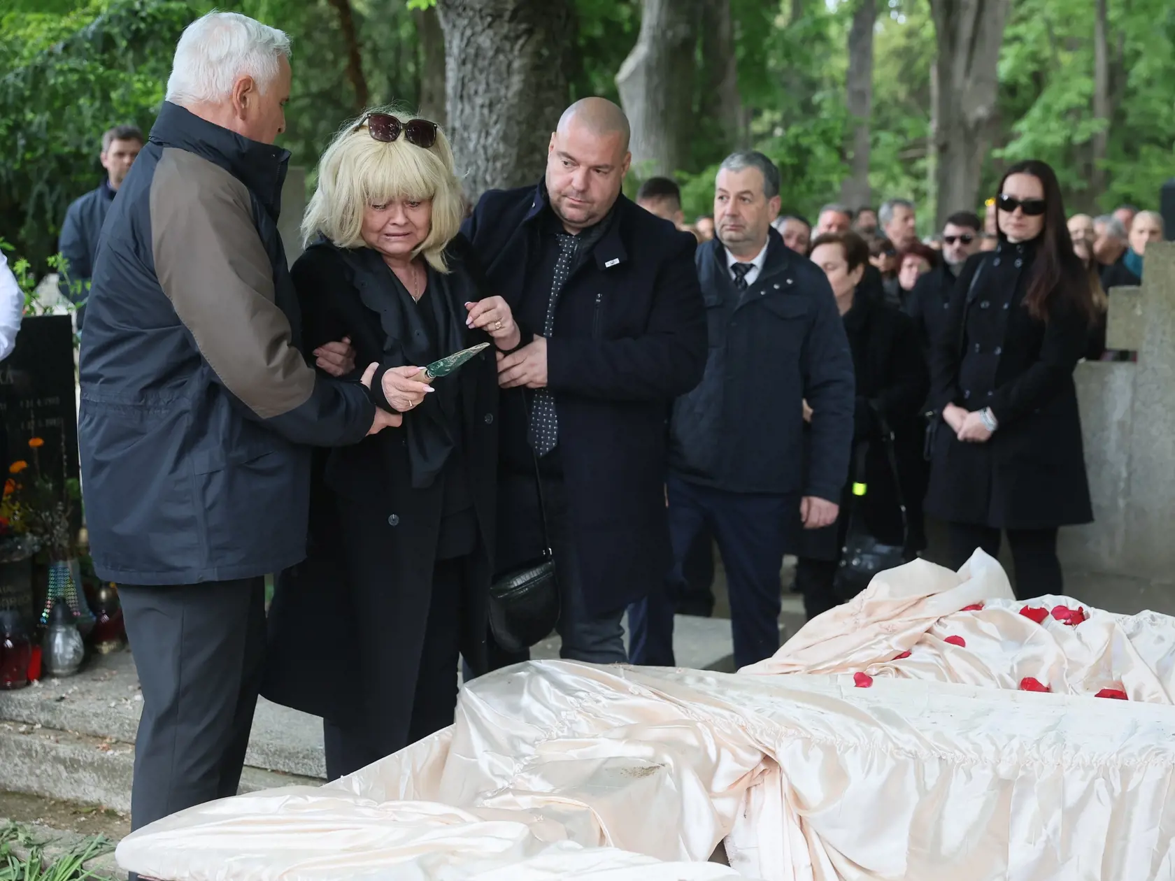 Najhoršia chvíľa prišla v momente, keď začali rakvu ukladať do zeme. Vtedy sa zdrvená manželka úplne zosypala.