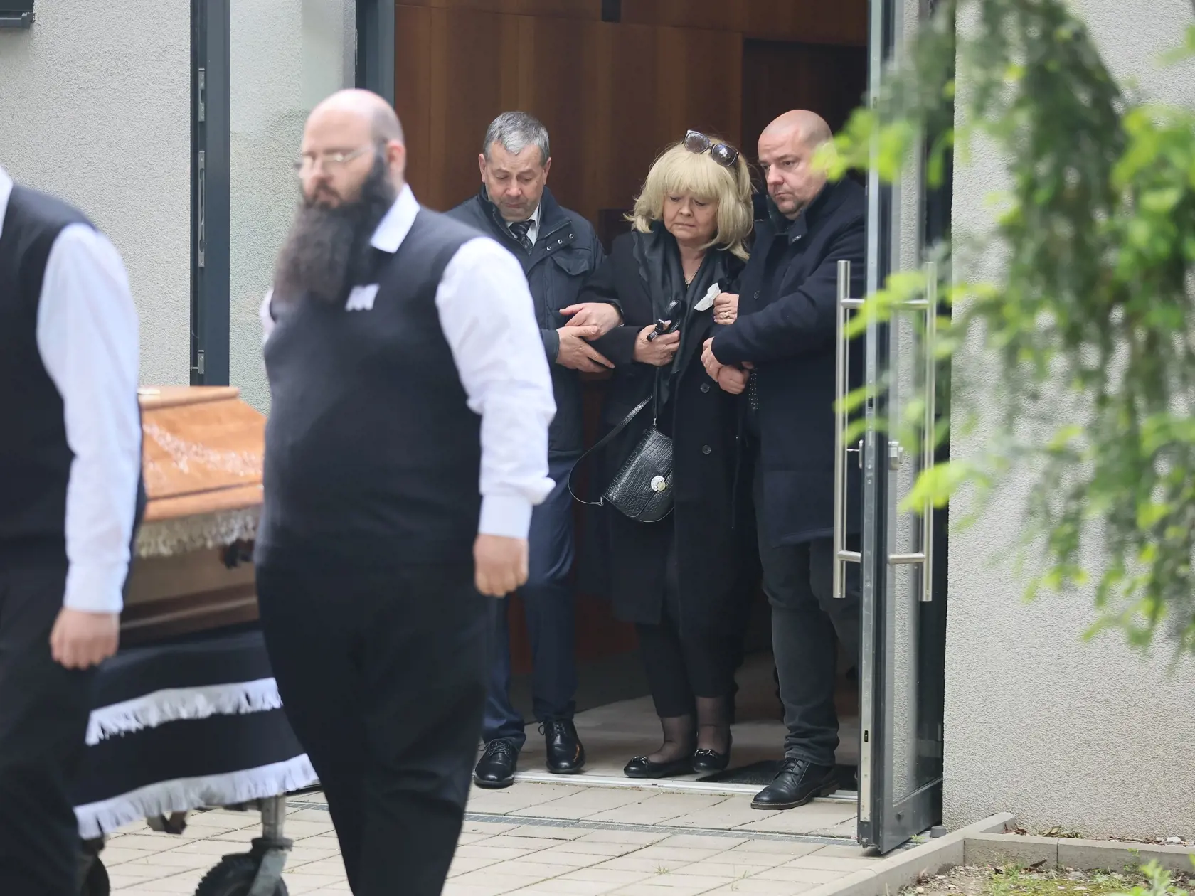Posledná rozlúčka s Dušanom Grúňom. Užialená vdova Majka Grúňová.