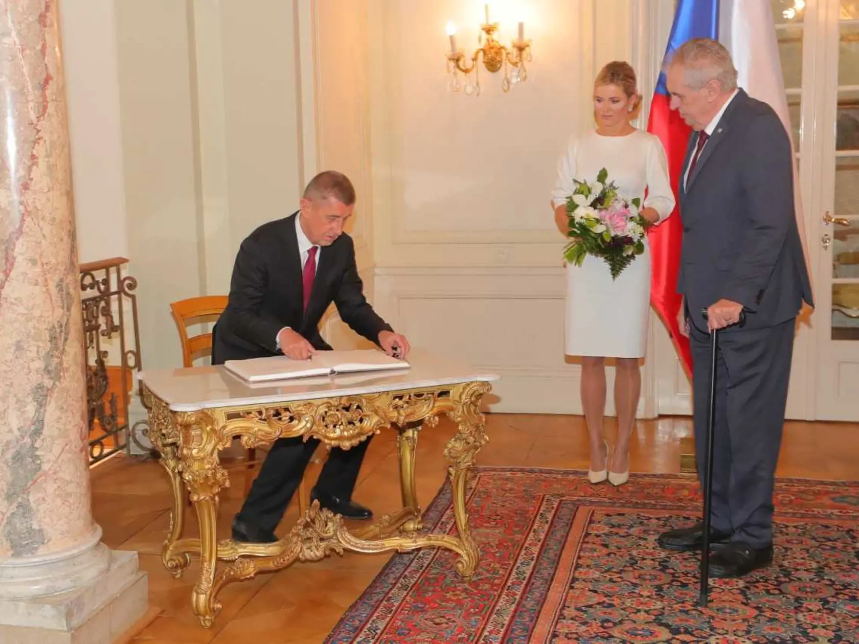 Český prezident Miloš Zeman si všimol, že kytica, ktorú Babiš priniesol jeho prvej dáme je väčšia než tú. ktorú daroval Monike Babišovej