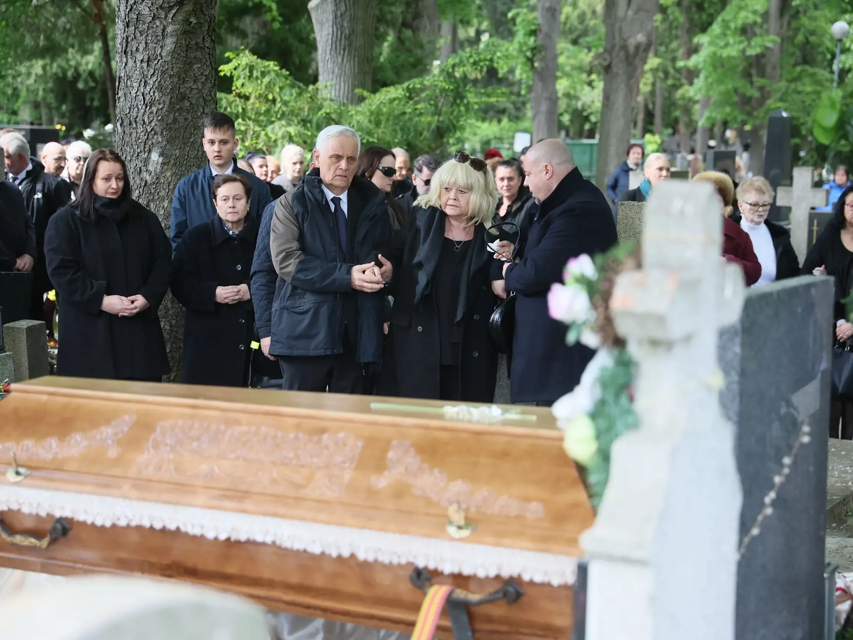 Najhoršia chvíľa prišla v momente, keď začali rakvu ukladať do zeme. Vtedy sa zdrvená manželka úplne zosypala.