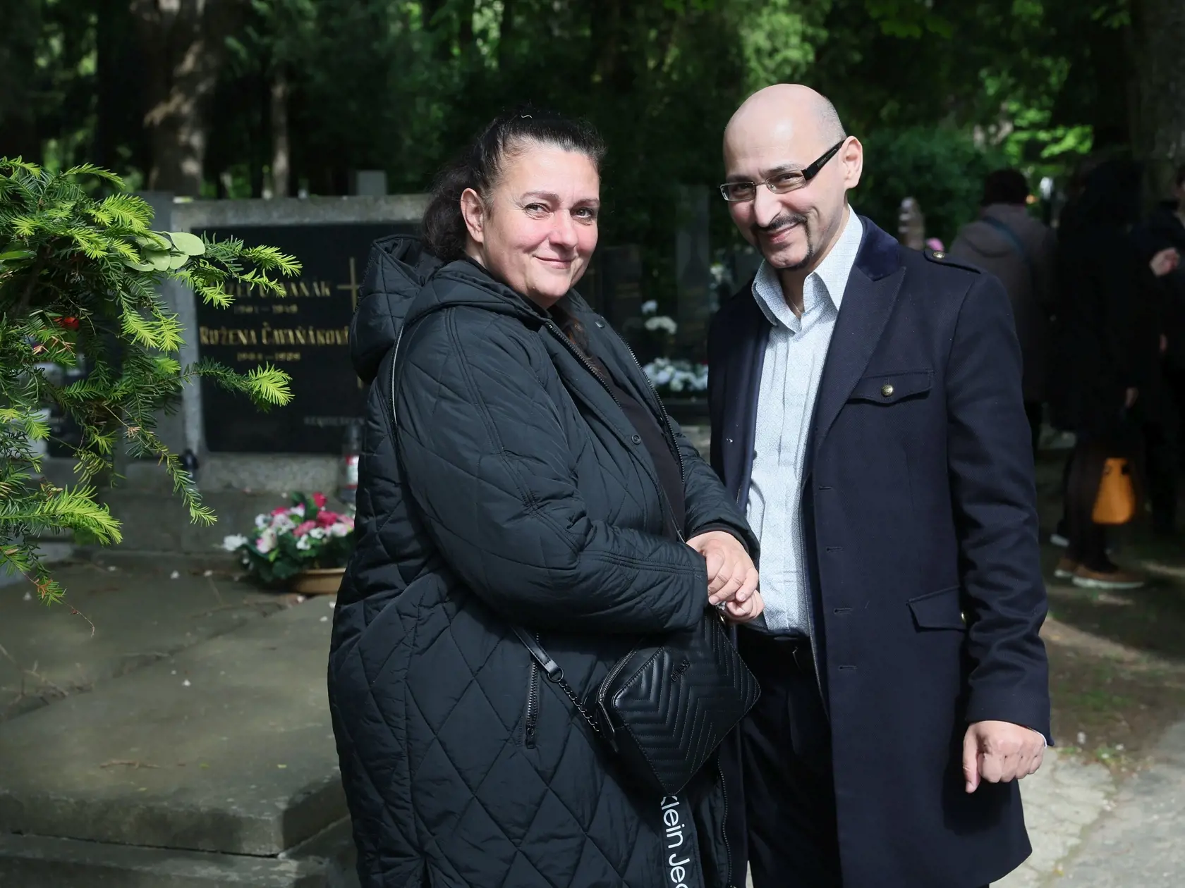 Pohreb Dušana Grúňa: Na snímke dcéra Karola Duchoňa Danka a klavirista Richard Rikkon.