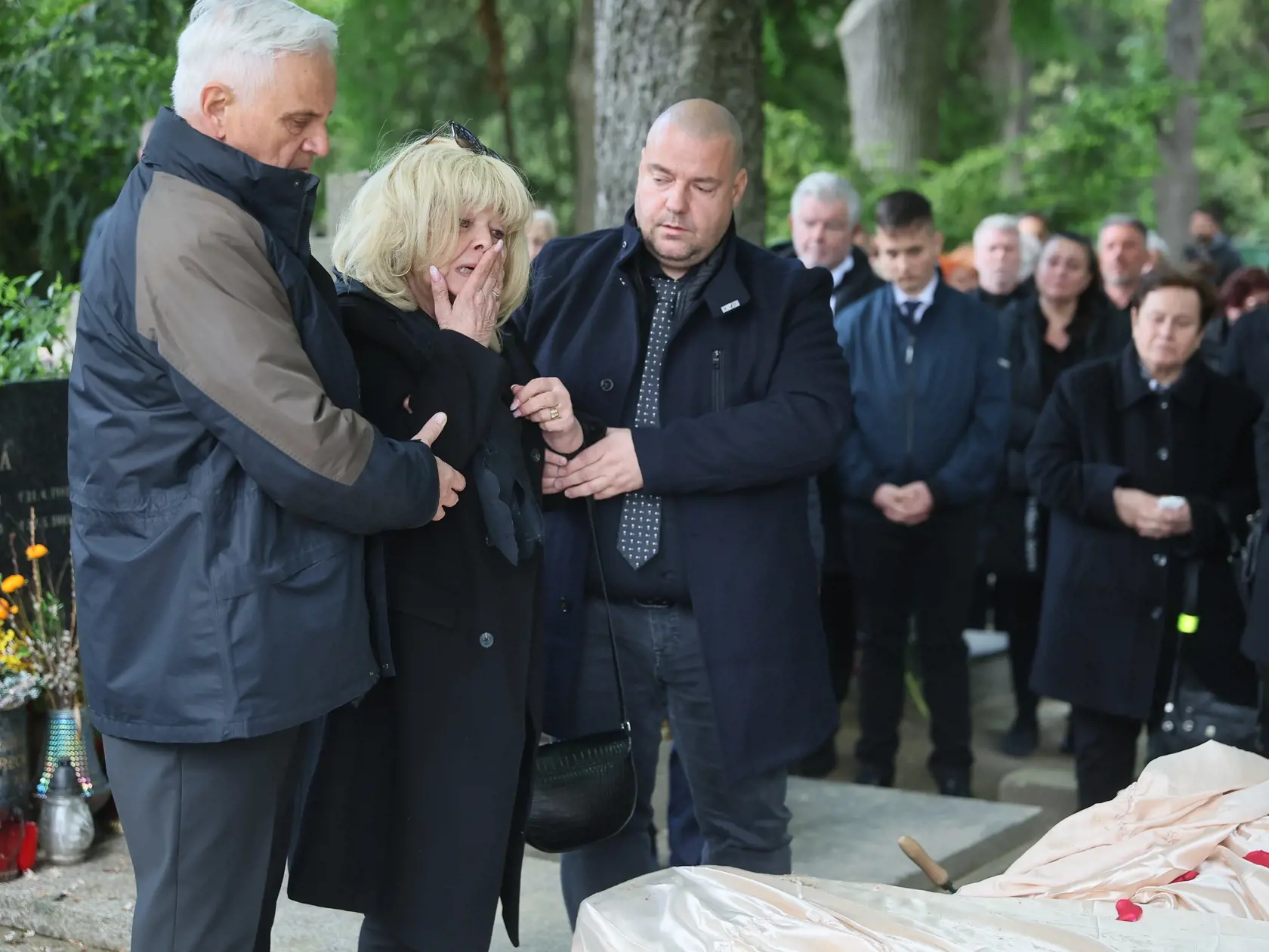 Najhoršia chvíľa prišla v momente, keď začali rakvu ukladať do zeme. Vtedy sa zdrvená manželka úplne zosypala.