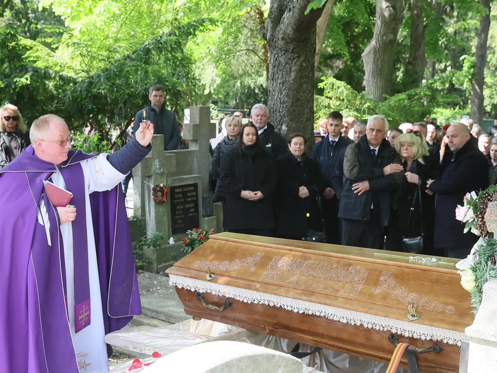 Najhoršia chvíľa prišla v momente, keď začali rakvu ukladať do zeme. Vtedy sa zdrvená manželka úplne zosypala.