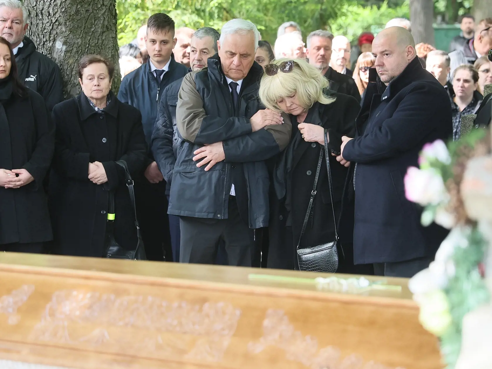 Najhoršia chvíľa prišla v momente, keď začali rakvu ukladať do zeme. Vtedy sa zdrvená manželka úplne zosypala.