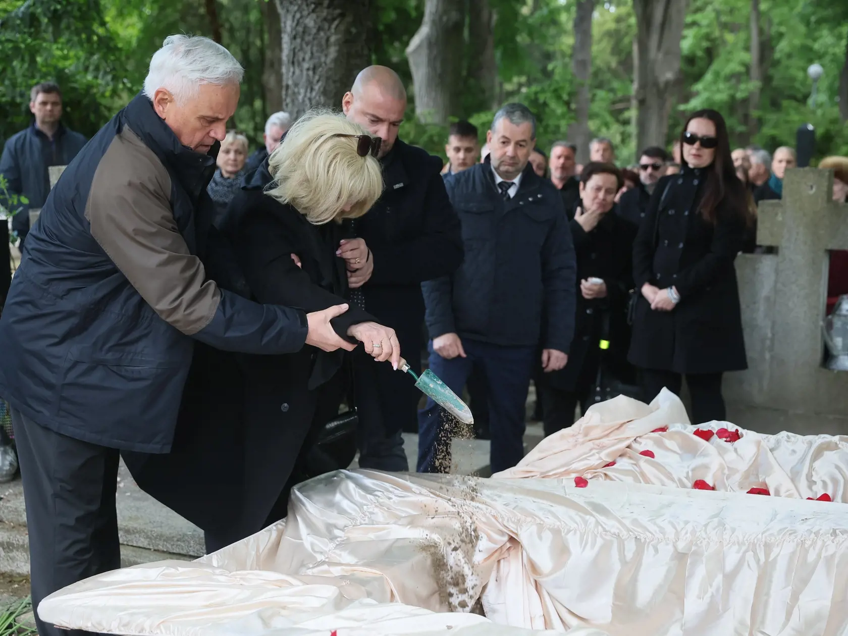 Najhoršia chvíľa prišla v momente, keď začali rakvu ukladať do zeme. Vtedy sa zdrvená manželka úplne zosypala.