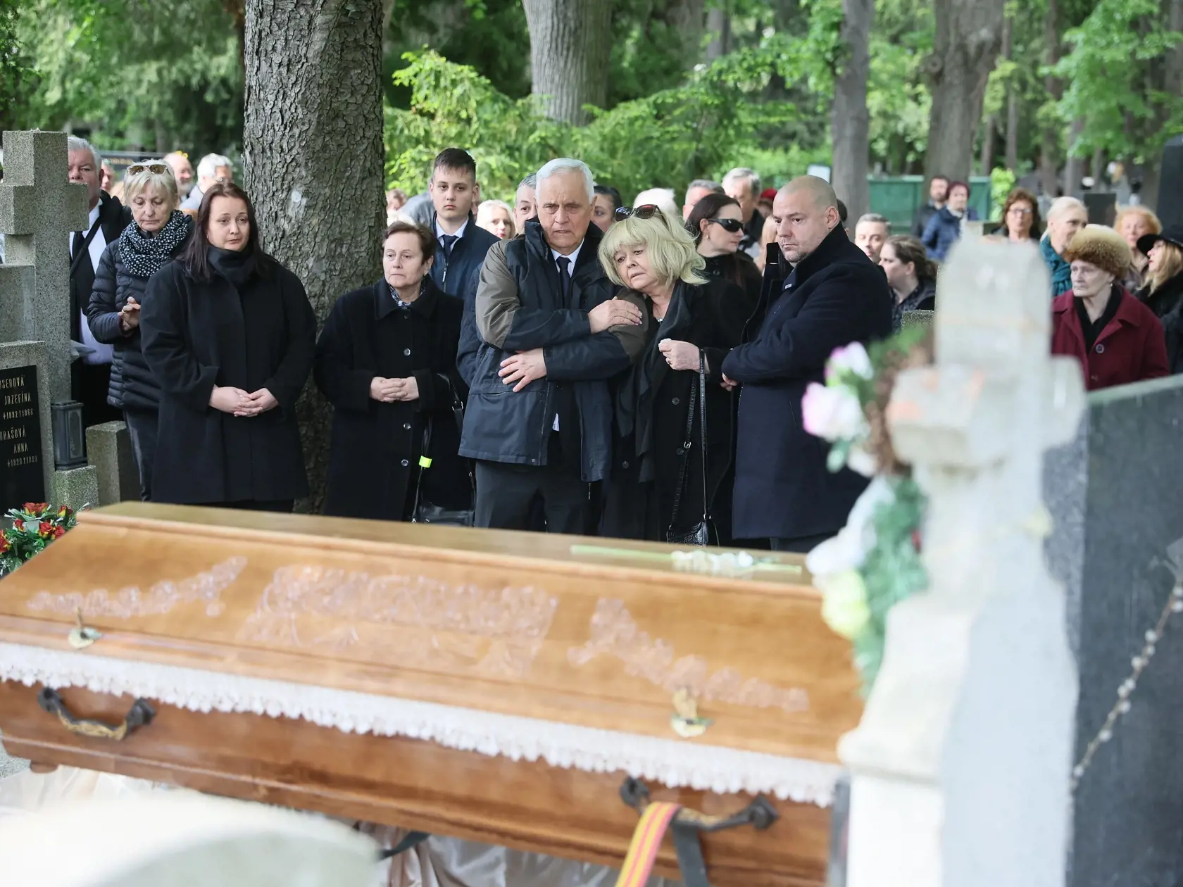 Najhoršia chvíľa prišla v momente, keď začali rakvu ukladať do zeme. Vtedy sa zdrvená manželka úplne zosypala.