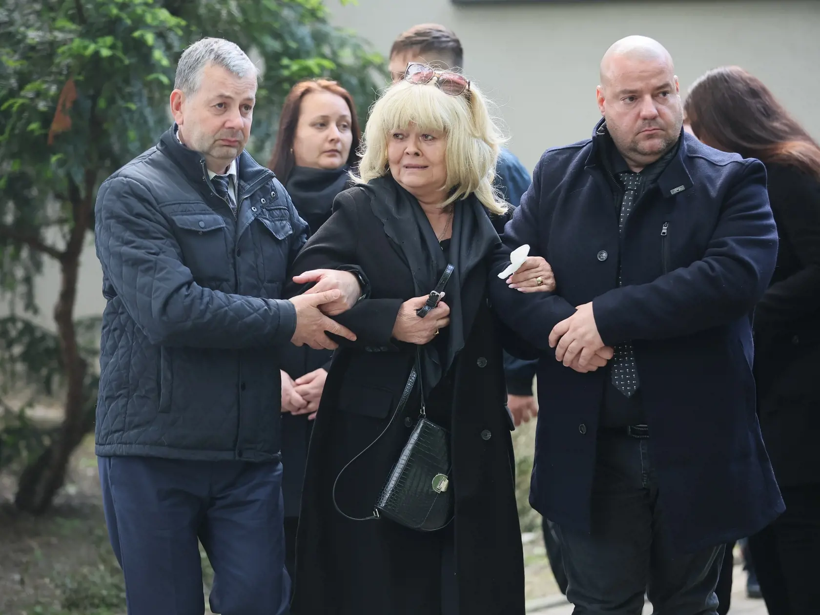 Najhoršia chvíľa prišla v momente, keď začali rakvu ukladať do zeme. Vtedy sa zdrvená manželka úplne zosypala.