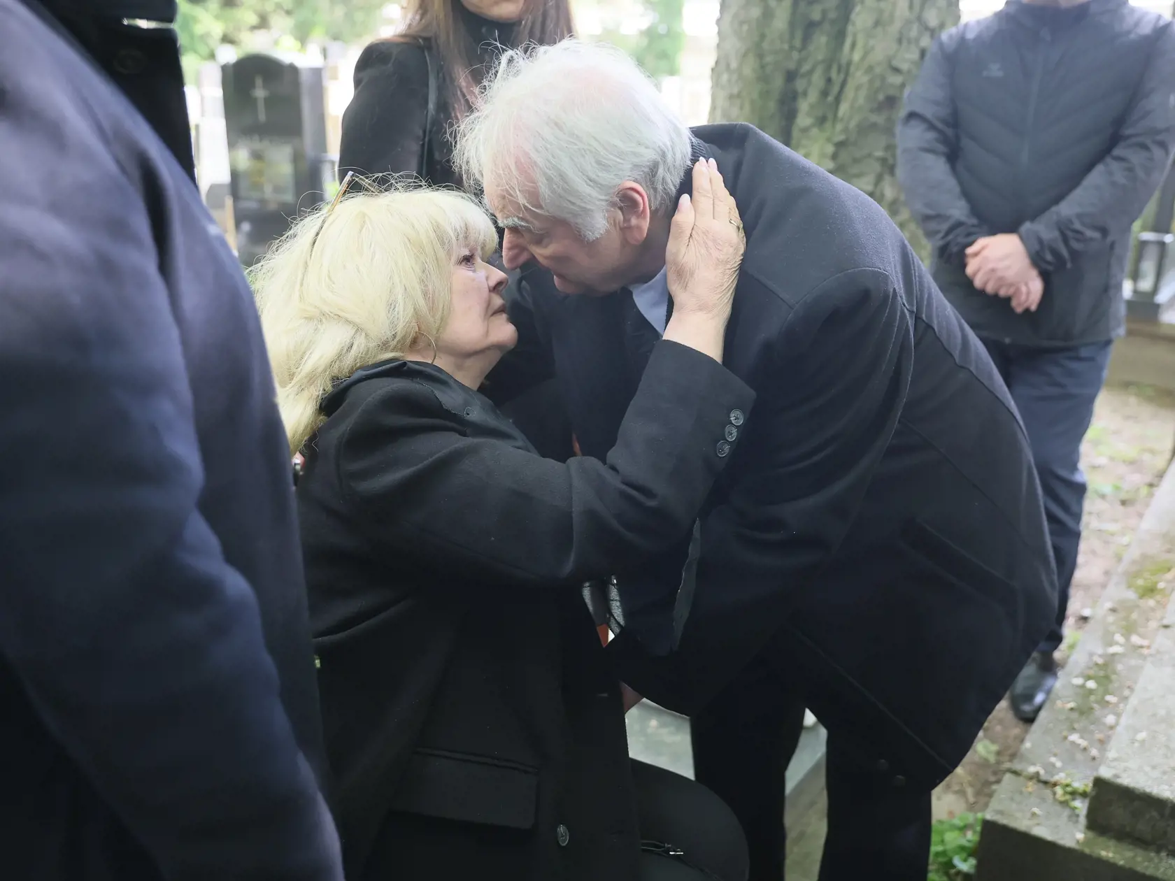 Majka Grúňová prijíma smútočne kondolencie.