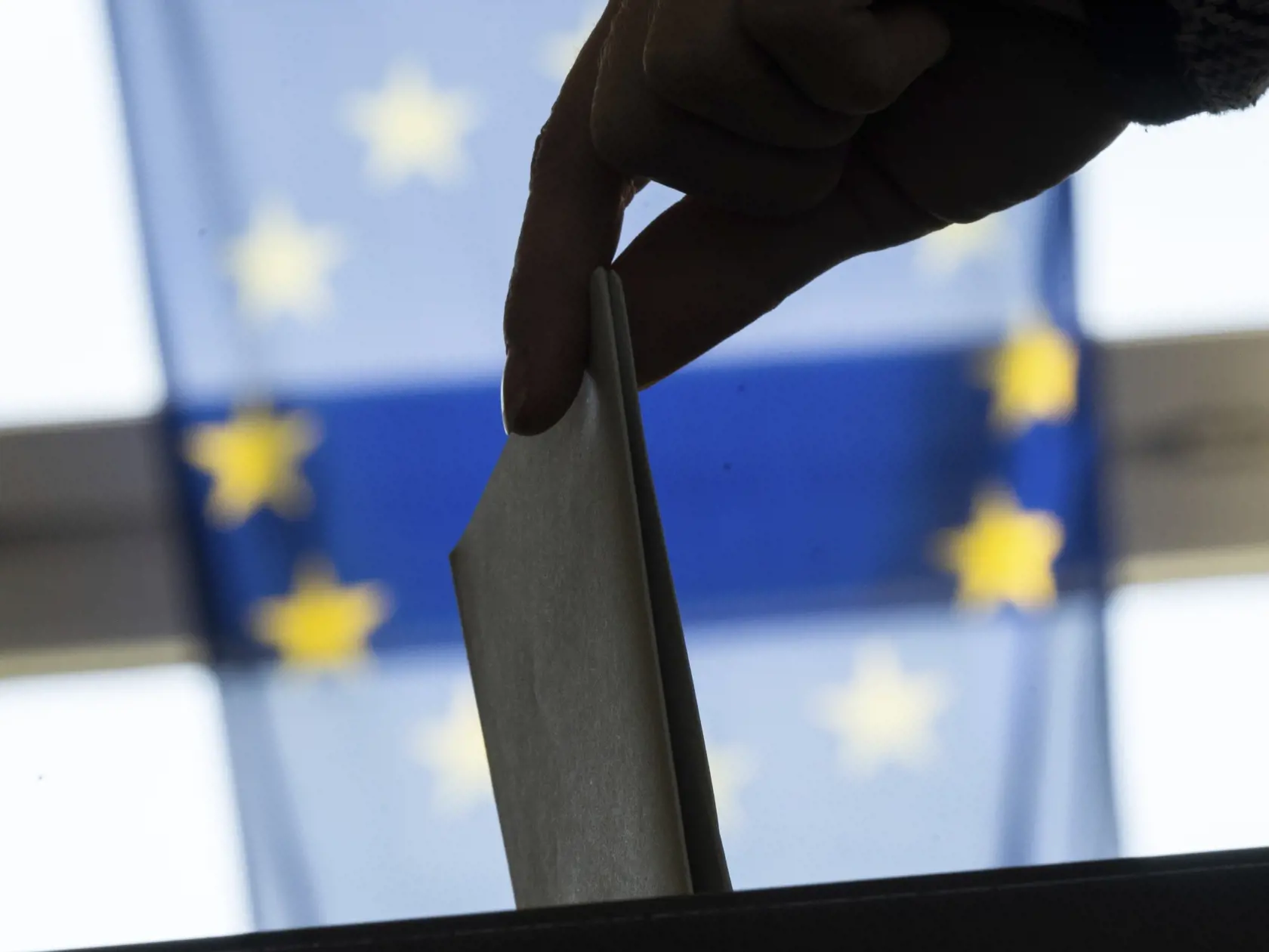 Volička vhadzuje obálku s hlasovacím lístkom do volebnej schránky v Berlíne počas volieb do Európskeho parlamentu v Nemecku v nedeľu 9. mája 2024. Eurovoľby sa konali od 6. do 9. júna.