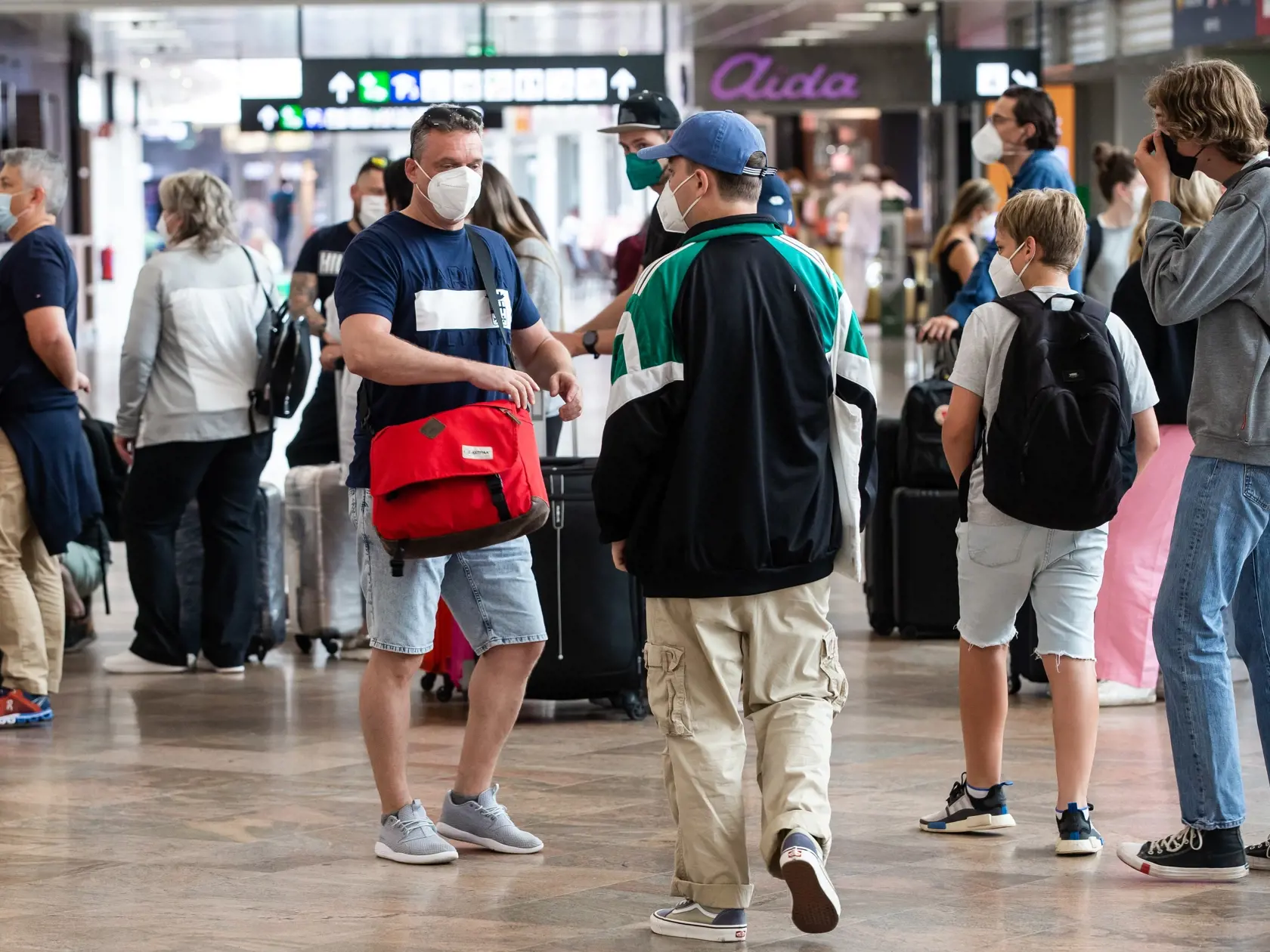 Marcel Forgáč s deťmi odlieta na dovolenku z Viedeňského letiska Schwechat.