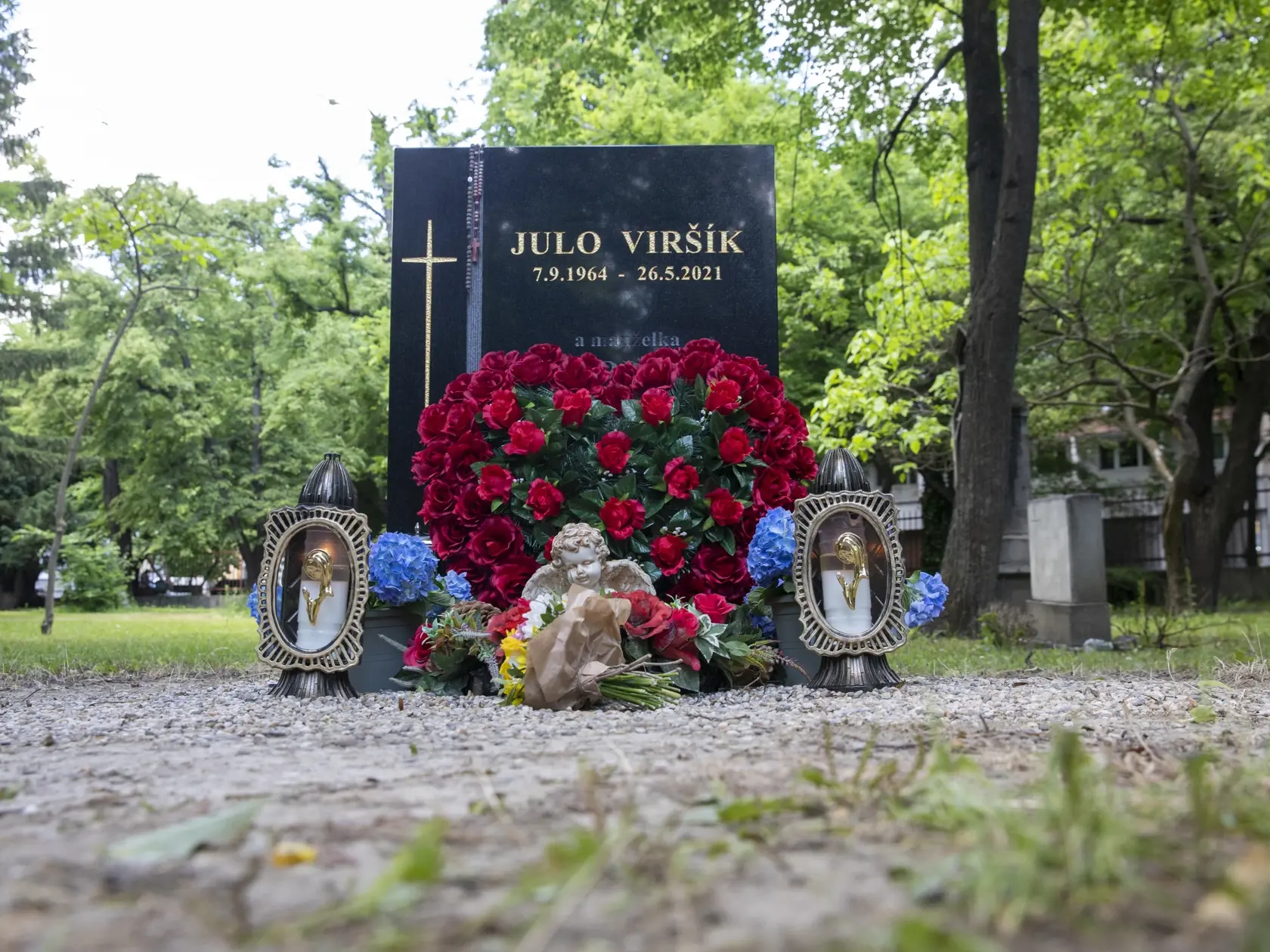 Na snímke je hrob Jula Viršíka na Ondrejskom cintoríne v Bratislave. V deň výročia sa na ňom objavilo obrovské srdce z ruží.
