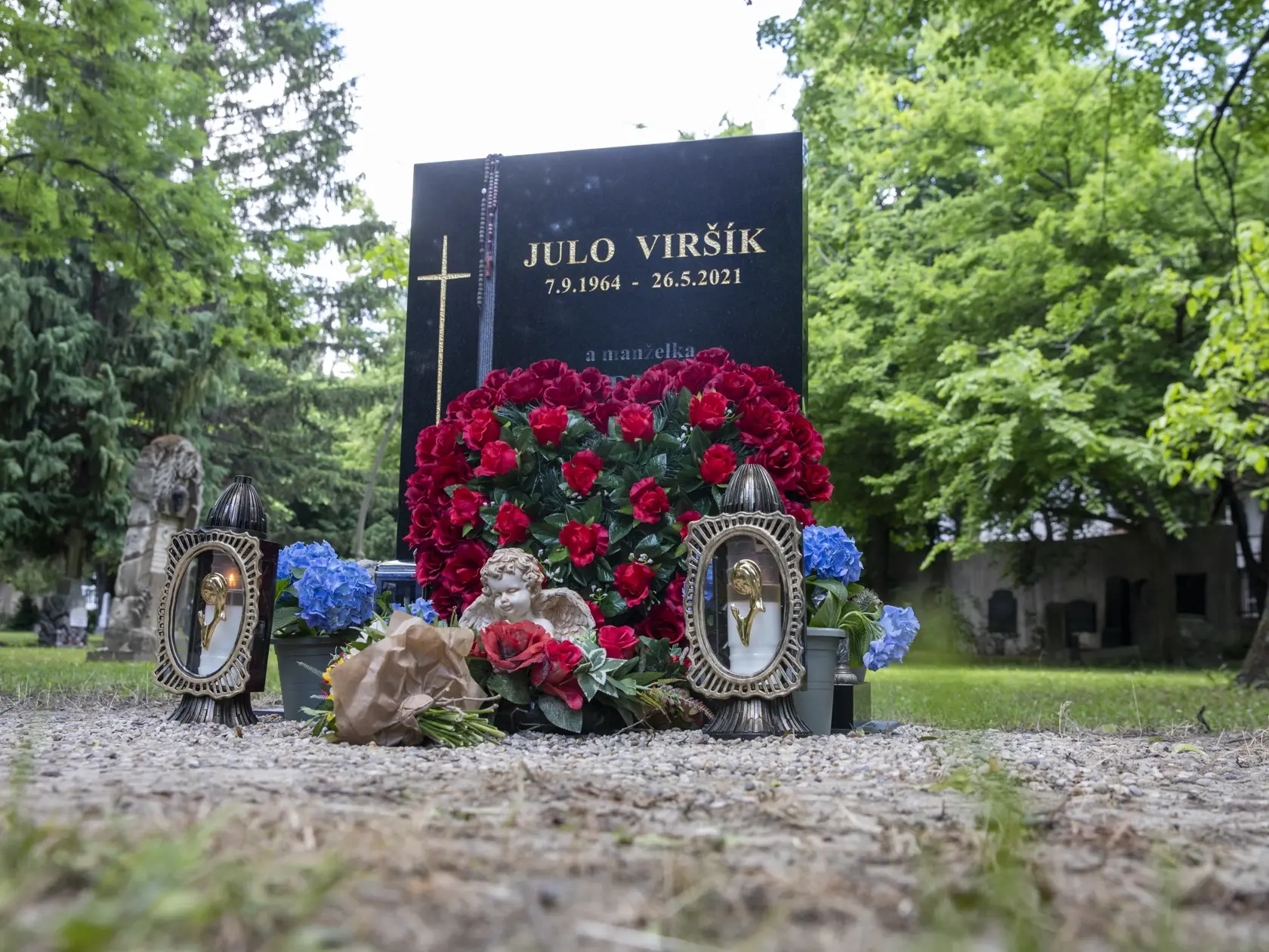 Na snímke je hrob Jula Viršíka na Ondrejskom cintoríne v Bratislave. V deň výročia sa na ňom objavilo obrovské srdce z ruží.
