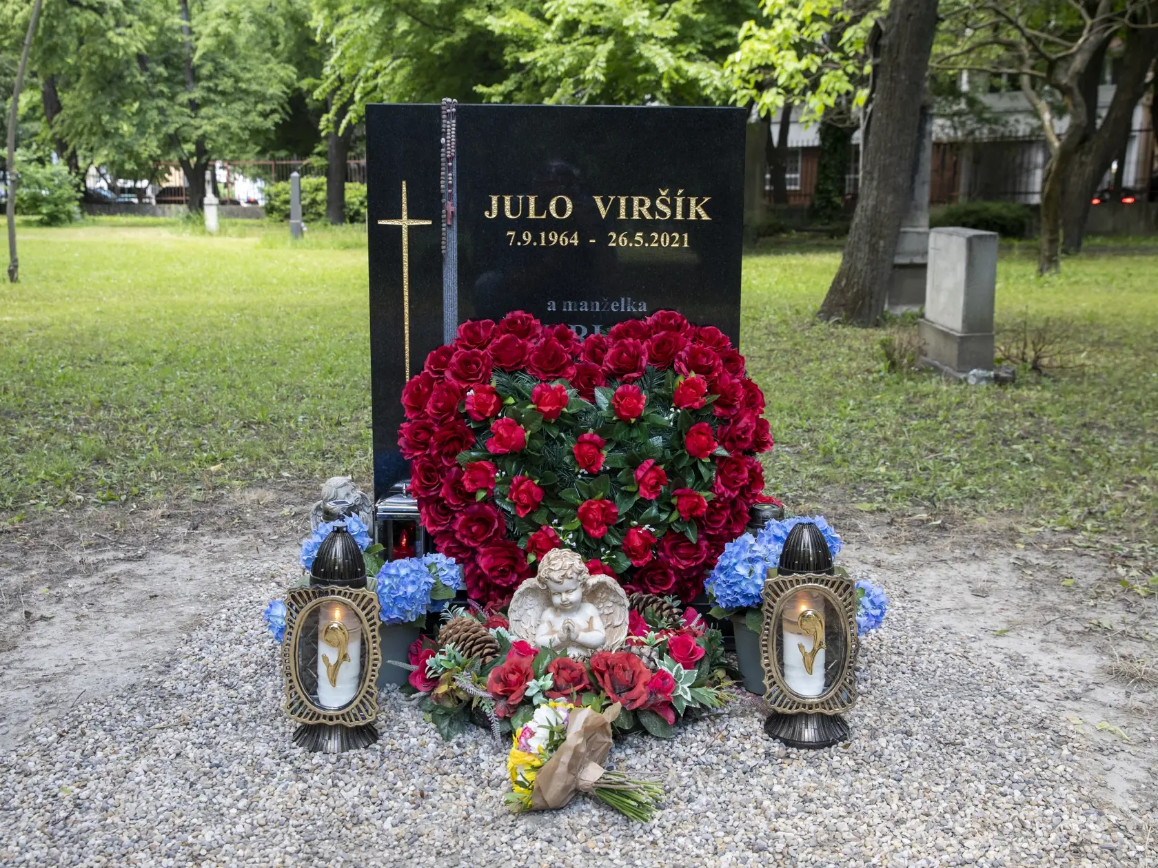 Viršíkov hrob zdobí nádherné srdce z červených ruží.