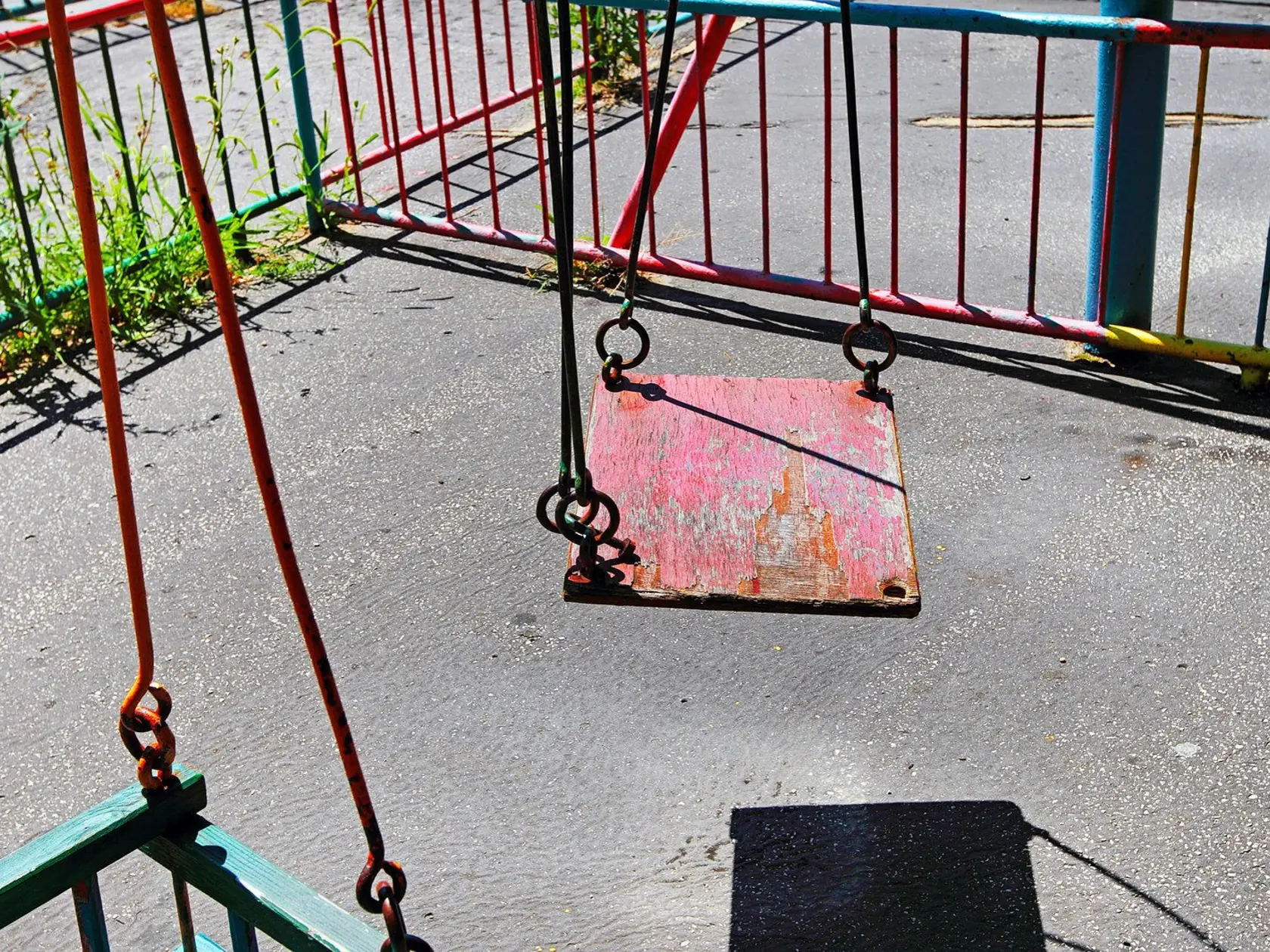 Chýbajúce časti a ostré hrany.