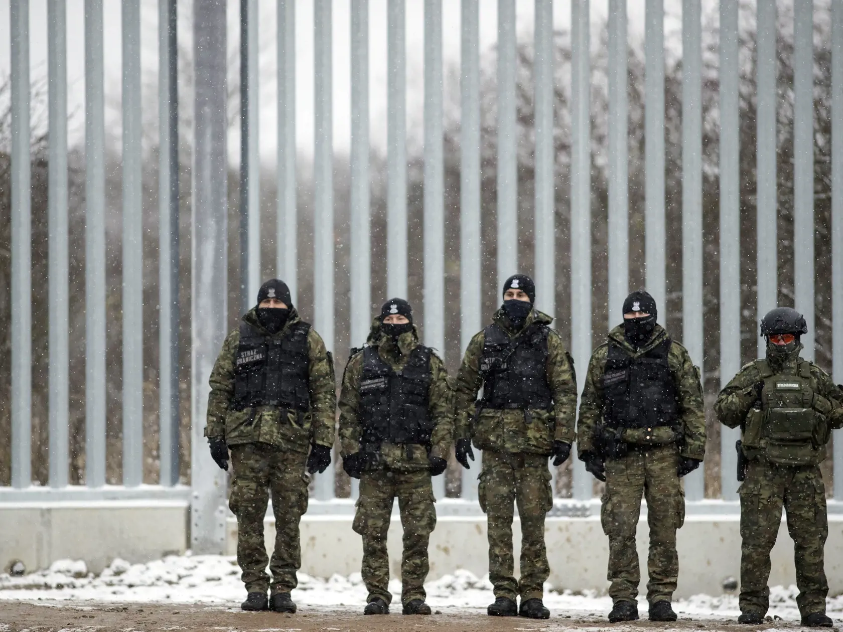 WA 17 Nomiki - Na snímke poľskí príslušníci pohraničnej stráže hliadkujú pri hraničnom plote v obci Nomiki na poľsko-bieloruských hraniciach v piatok 18. novembra 2022. Poľský minister vnútra a šéf pohraničnej stráže v piatok slávnostne ukončili prvú časť elektronického monitorovania hraničného plotu s Bieloruskom, ktorý bol postavený tento rok. Poliaci tak reagovali na prílev tisícov migrantov, ktorých minský režim vlani nasmeroval cez svoje územie do Európskej únie. FOTO TASR/AP

 
Polish bord
