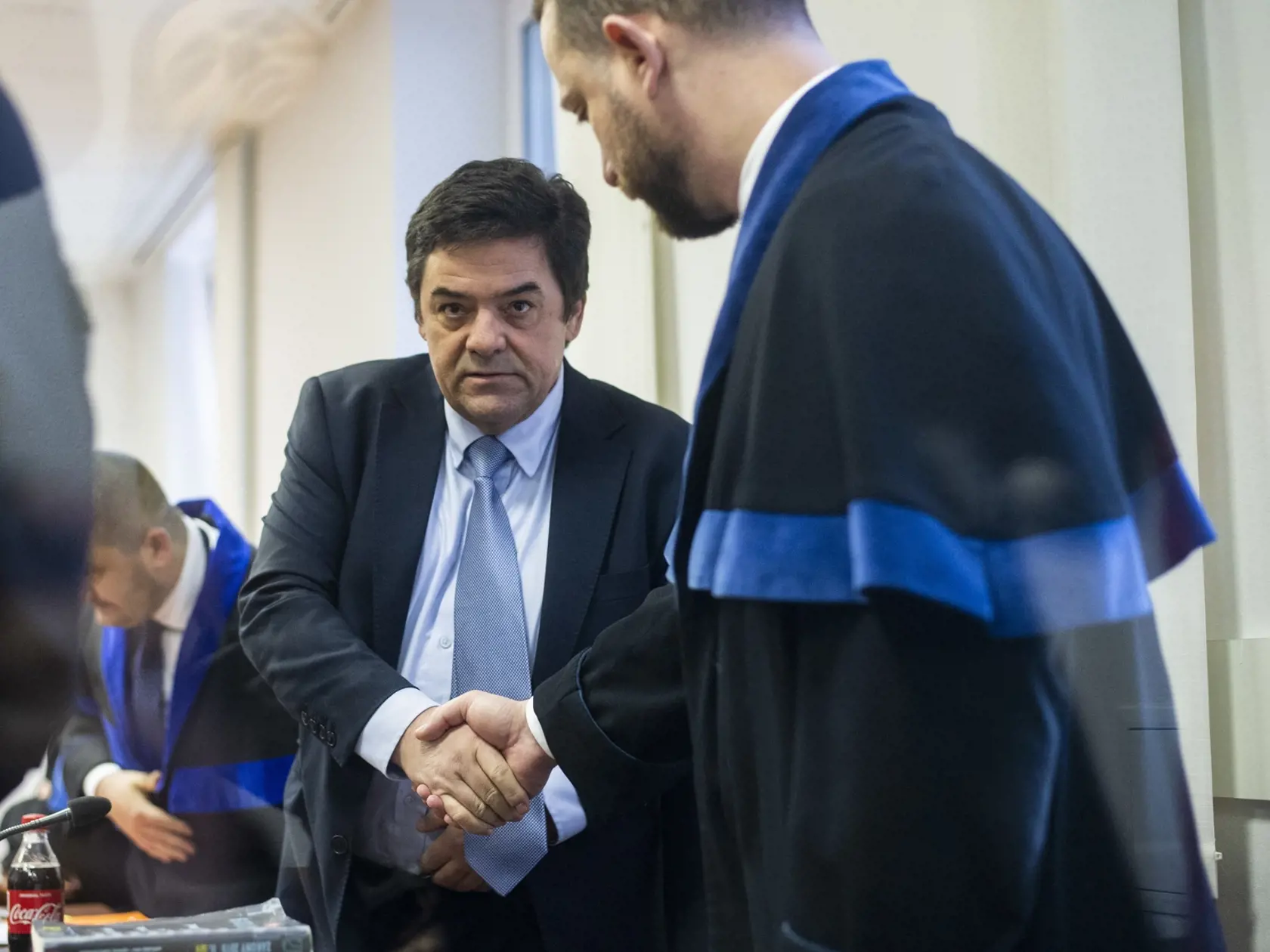 Na snímke obžalovaný Marian K. (uprsstred) a vpravo jeho advokát Marek Para počas pojednávania v kauze falšovania televíznych zmeniek na Špecializovanom trestnom súde v Pezinku 27. februára 2020.