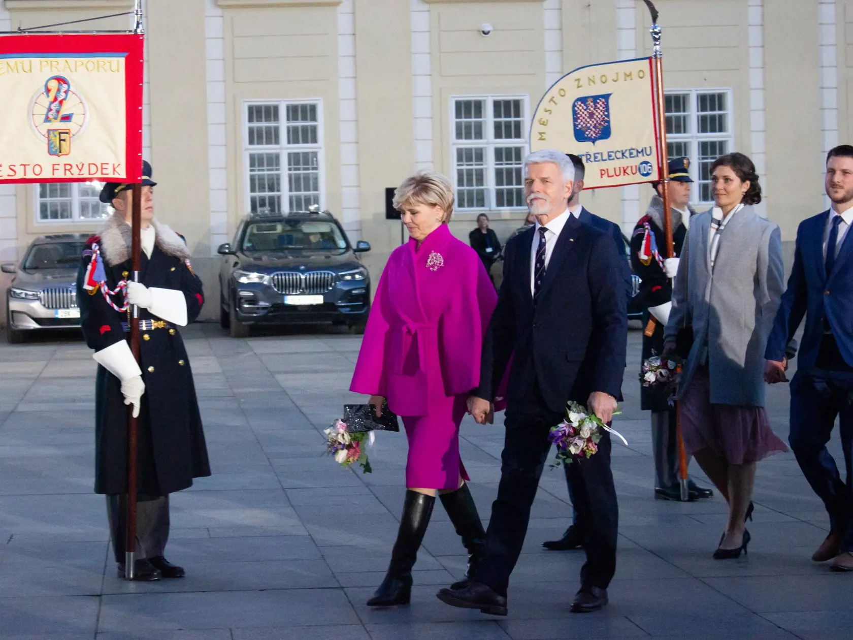 Český prezident Petr Pavel s rodinou kráča do Katedrály svätého Víta, kde sa koná ekumenická modlitba za vlasť a prezidenta.