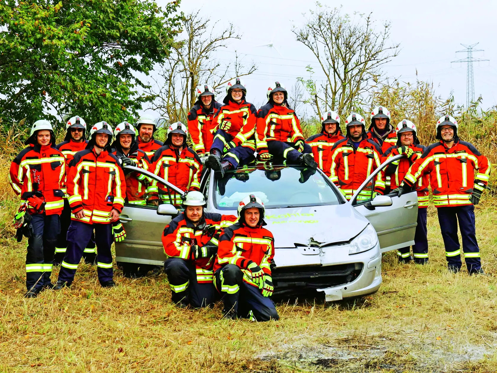 Spoločné foto pred hasičským cvičením. Peugeot je už síce po nehode, ale oheň mu to zráta aj druhýkrát.