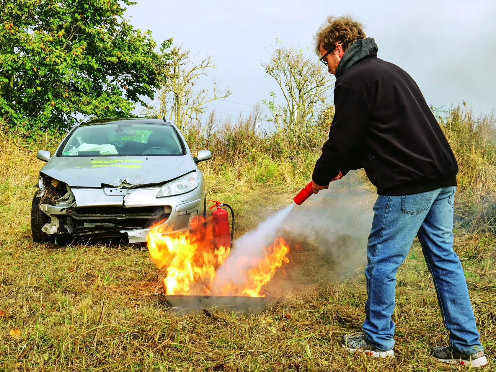 AUTO BILD testoval hasiace prístroje na po­žiarnych panviciach, hasiči cvičili na Peugeote s poškodením po nehode.
