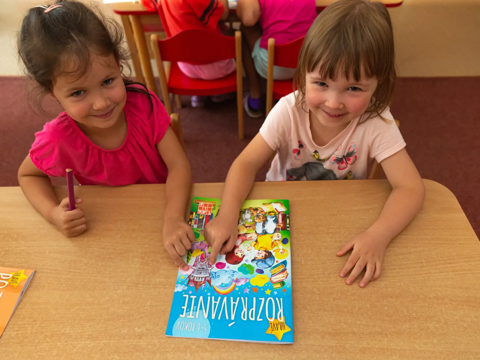 Miška (5) a Majka (5) sa pri úlohách výborne bavili.