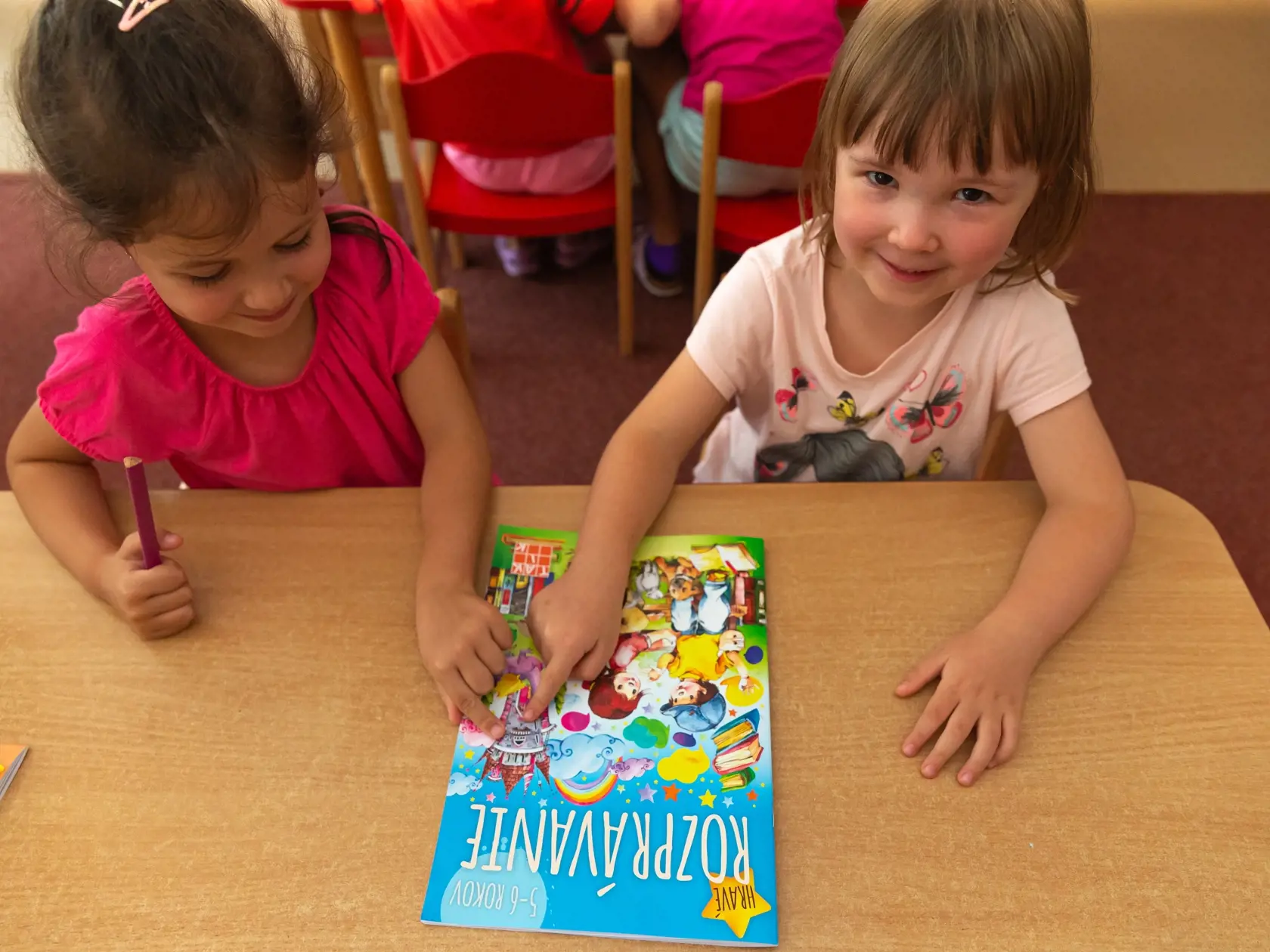 Miška (5) a Majka (5) sa pri úlohách výborne bavili.