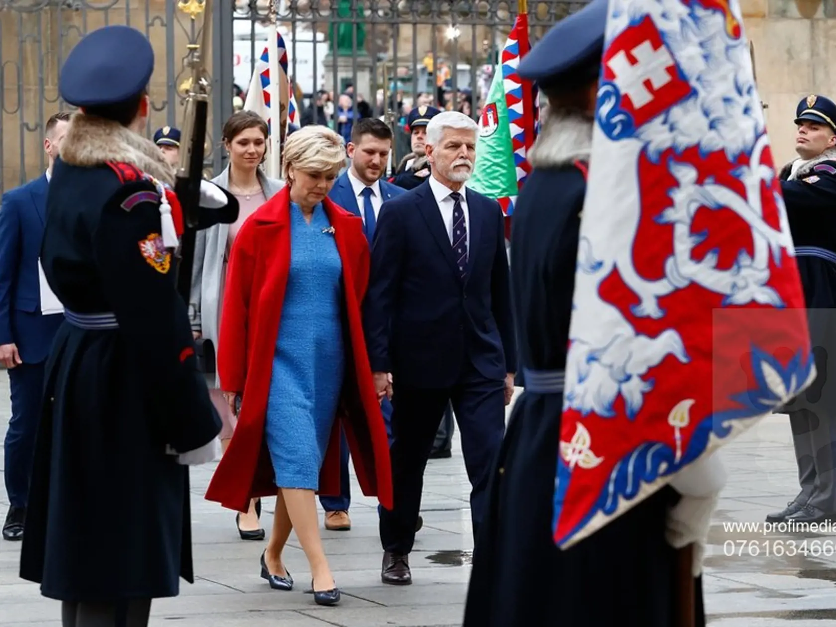 Eva a Petr Pavlovci. Modré šaty pani Pavlovej boli elegantné, ale niektorým sa k nim nehodil červený kabát - napriek tomu, že oblečenie symbolizovalo štátne farby.
