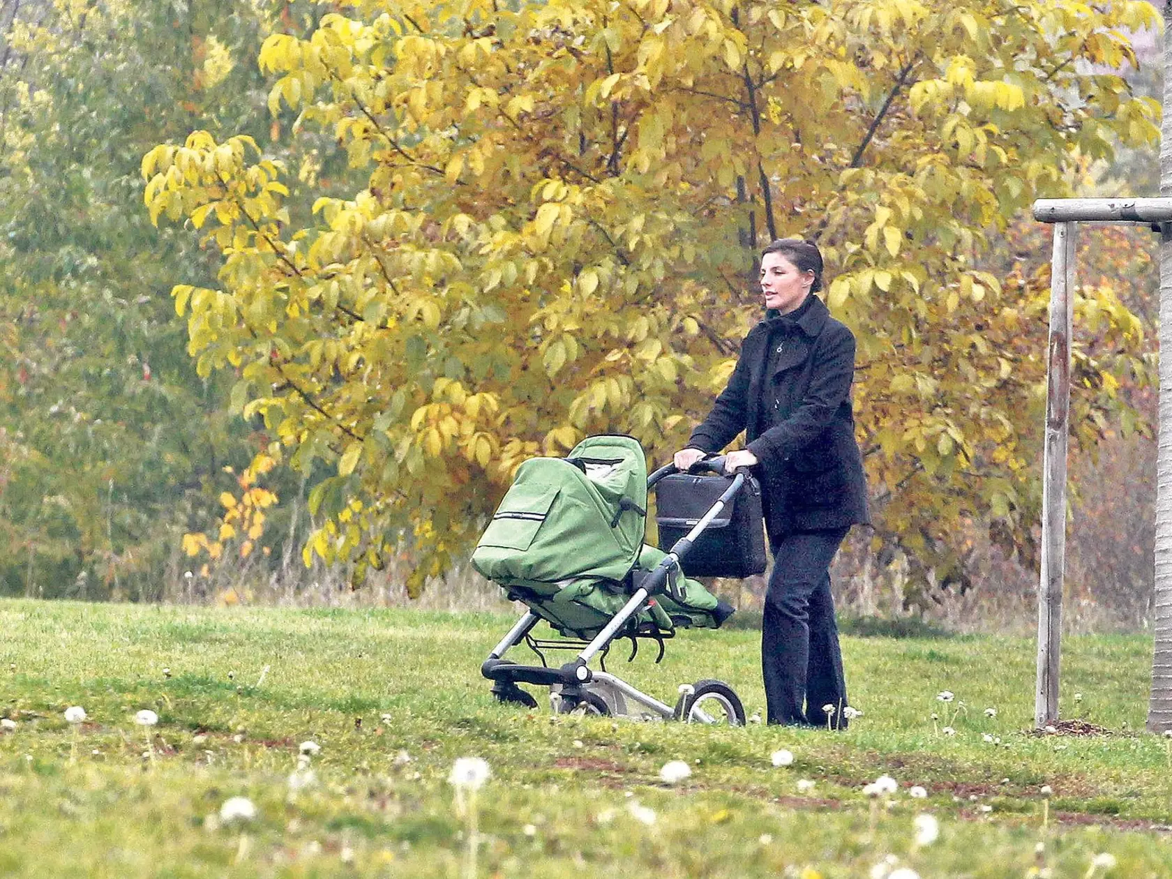 Zubařka Laura Čekanová s kočárkem na procházce