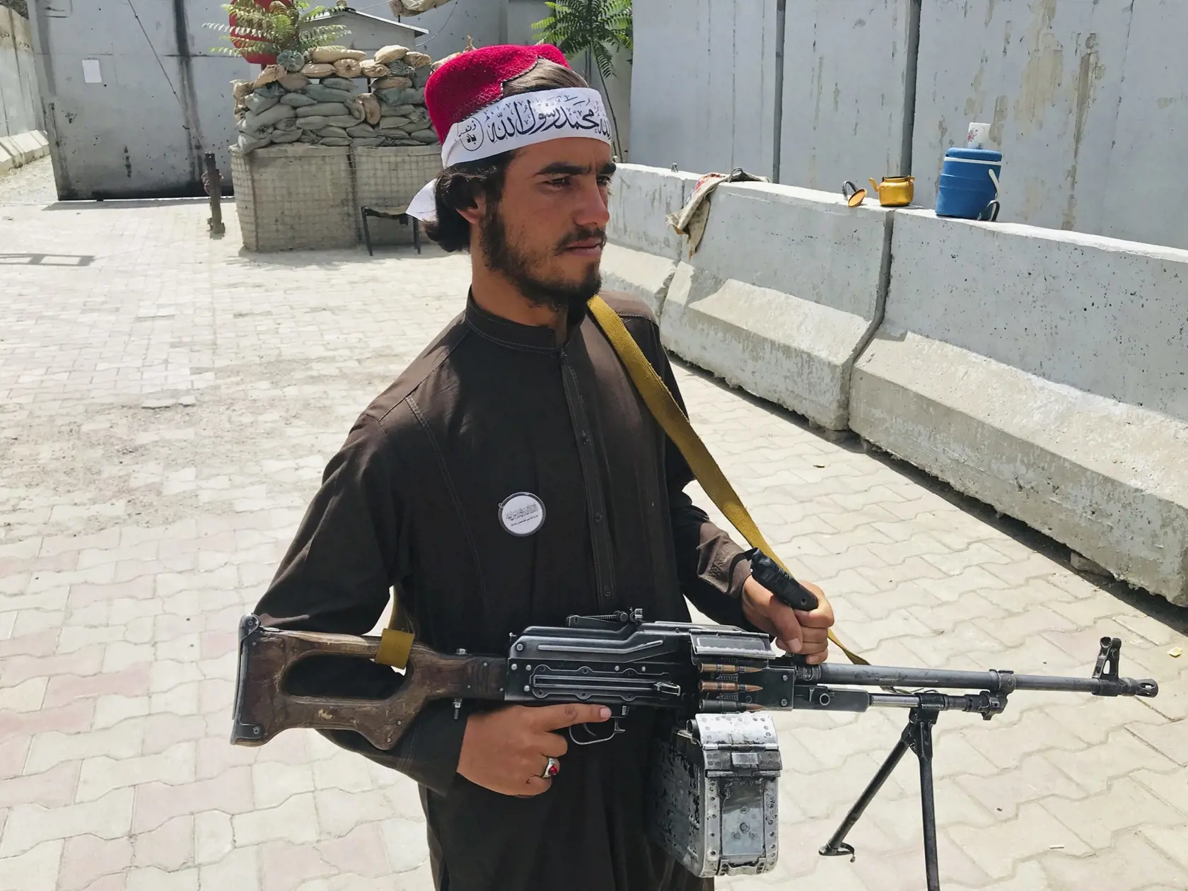KK26 Kábul - Bojovník islamistického hnutia Taliban hliadkuje neďaleko amerického veľvyslanectva v Kábule v utorok 17. augusta 2021.  Ženy by mali byť súčasťou novej afganskej vlády. Oznámili to v utorok predstavitelia militantného hnutia Taliban po tom, čo vyhlásili všeobecnú amnestiu pre všetkých predstaviteľov vlády. Radikálne hnutie Taliban neočkávane prevzalo v nedeľu moc v Afganistane, čo mu uľahčilo aj stiahnutie amerických a ďalších zahraničných vojakov z krajiny. Náhle zmenená situácia 