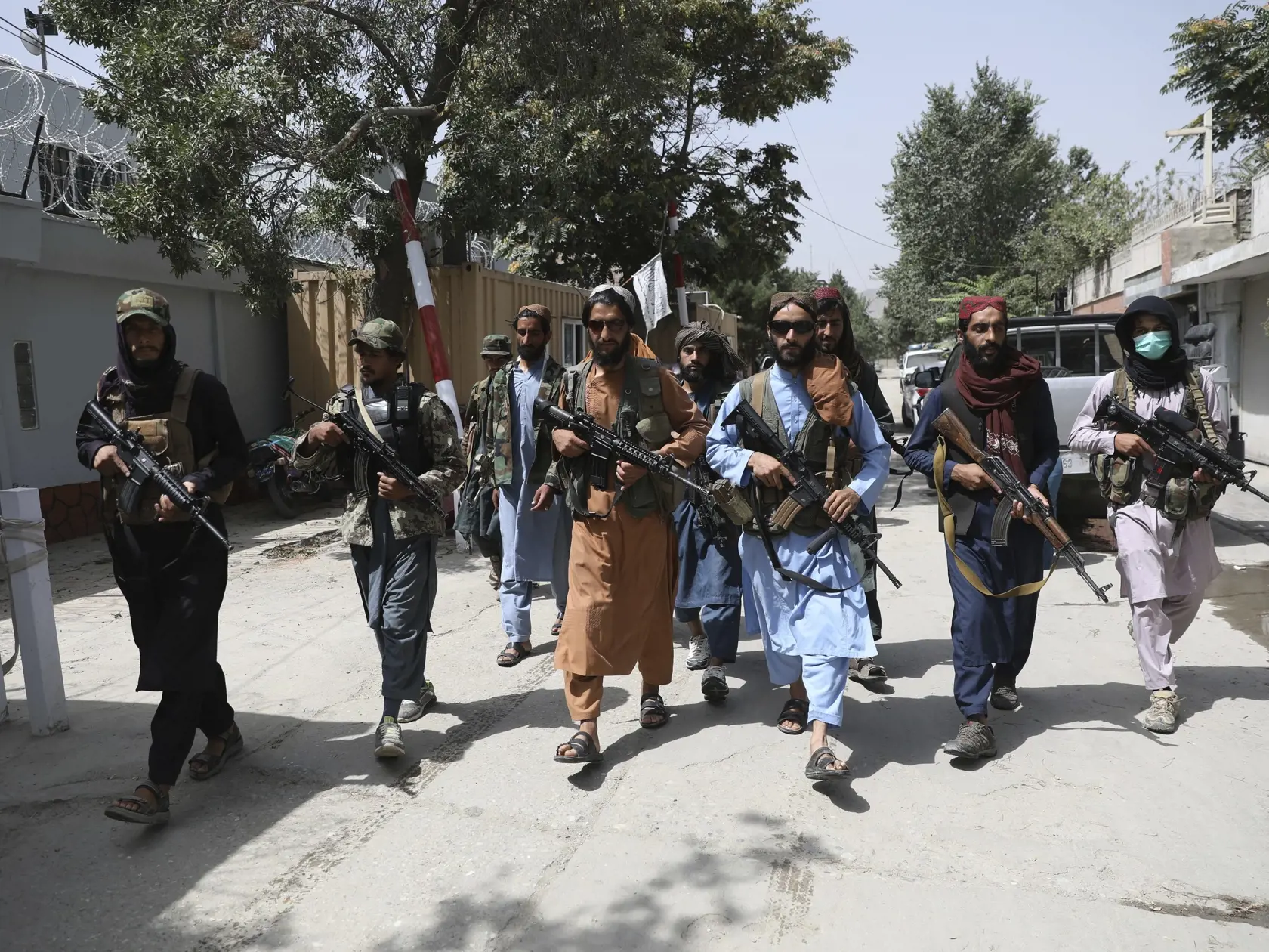 KK16 Kábul -  Bojovníci islamistického hnutia Taliban hliadkujú v kábulskej štvrti Wazír Akbar Chán 18. augusta 2021. Americká armáda evakuovala z Afganistanu doteraz 3200 ľudí, pričom 1100 z nich v utorok, uviedol pre agentúru AFP predstaviteľ Bieleho domu.  "Lietadlá americkej armády dnes na 13-tich letoch evakuovali približne 1100 amerických občanov, ľudí s trvalým pobytom v USA a ich rodinný príslušníkov," uviedol predstaviteľ Bieleho domu, ktorý si neželal byť menovaný. FOTO TASR/AP
Taliban