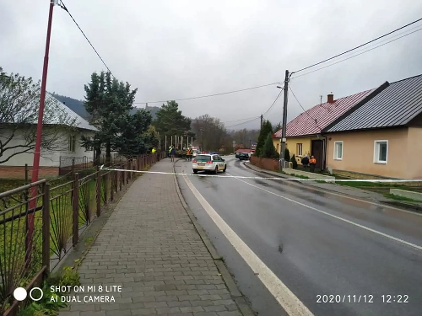 Hasiči zasahujú pri dopravnej nehode v obci Zborov.