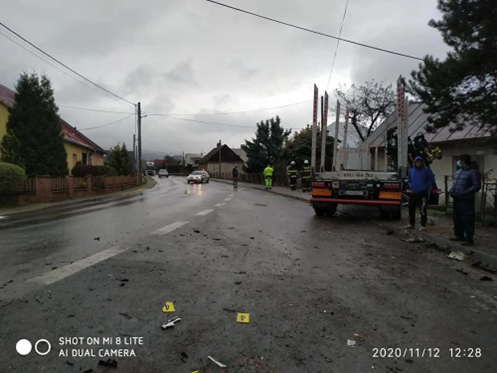 Hasiči zasahujú pri dopravnej nehode v obci Zborov.