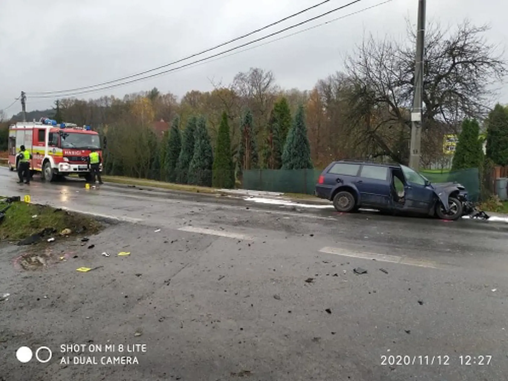 Hasiči zasahujú pri dopravnej nehode v obci Zborov.