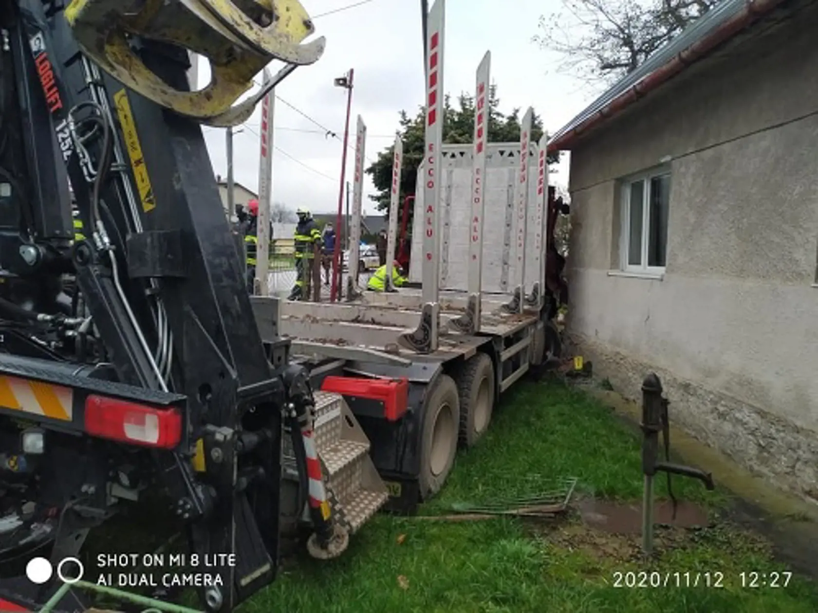 Hasiči zasahujú pri dopravnej nehode v obci Zborov.