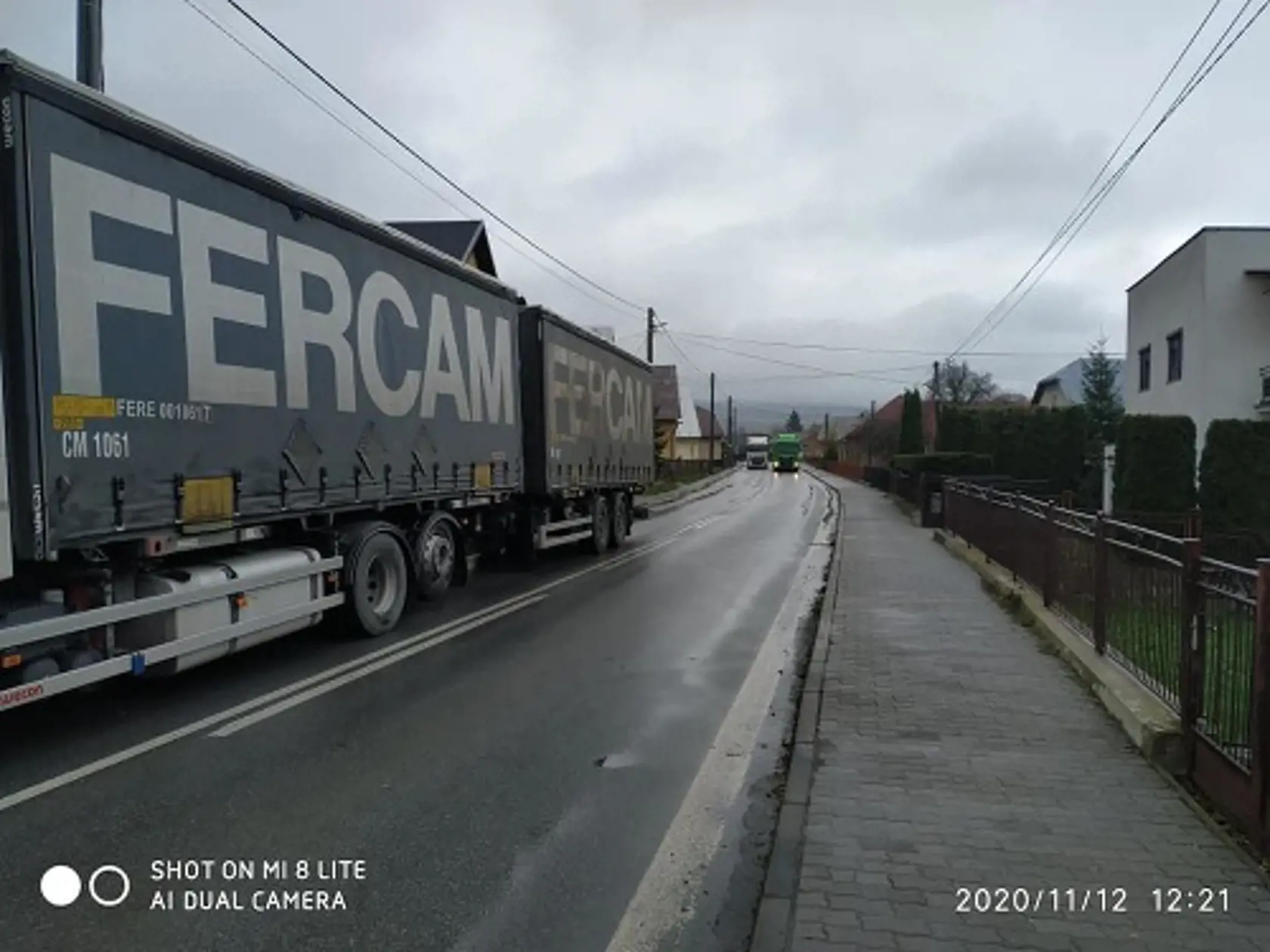 Hasiči zasahujú pri dopravnej nehode v obci Zborov.