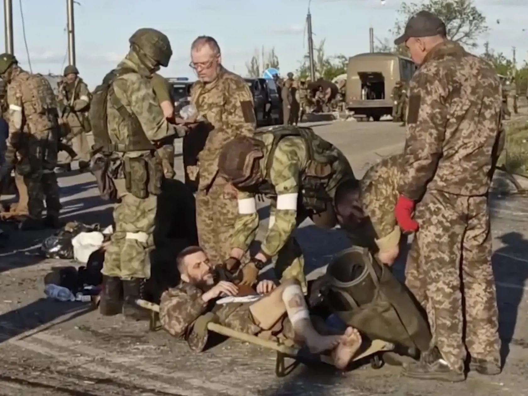 KK2 Mariupol - Na videosnímke ruskí vojaci prehľadávajú ukrajinských vojakov počas ich evakuácie z obliehanej oceliarne Azovstaľ v ukrajinskom Mariupole 17. mája 2022. Ruské ministerstvo obrany v utorok uviedlo, že viac než 250 ukrajinských bojovníkov, ktorí sa skrývali v oceliarňach Azovstaľ v meste Mariupol, sa vzdalo. FOTO TASR/AP
In this photo taken from video released by the Russian Defense Ministry Press Service on Tuesday, May 17, 2022, shows Russian servicemen frisk Ukrainian servicemen 