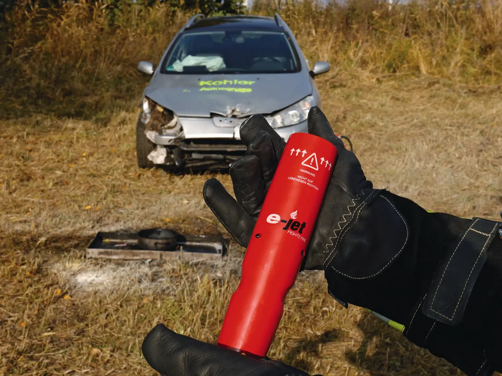 Pyrotechnické hasiace zariadenie e-Jet je kompaktné a ľahké. Keď ho raz spustíte, už ho nezastavíte.