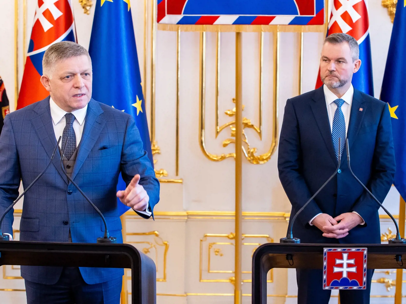 Stretnutie politických strán k zahraničnopolitickej orientácii Slovenska s prezidentom SR v prezidentskom paláci. Na snímke je predseda vlády SR Robert Fico a prezident SR Peter Pellegrini.