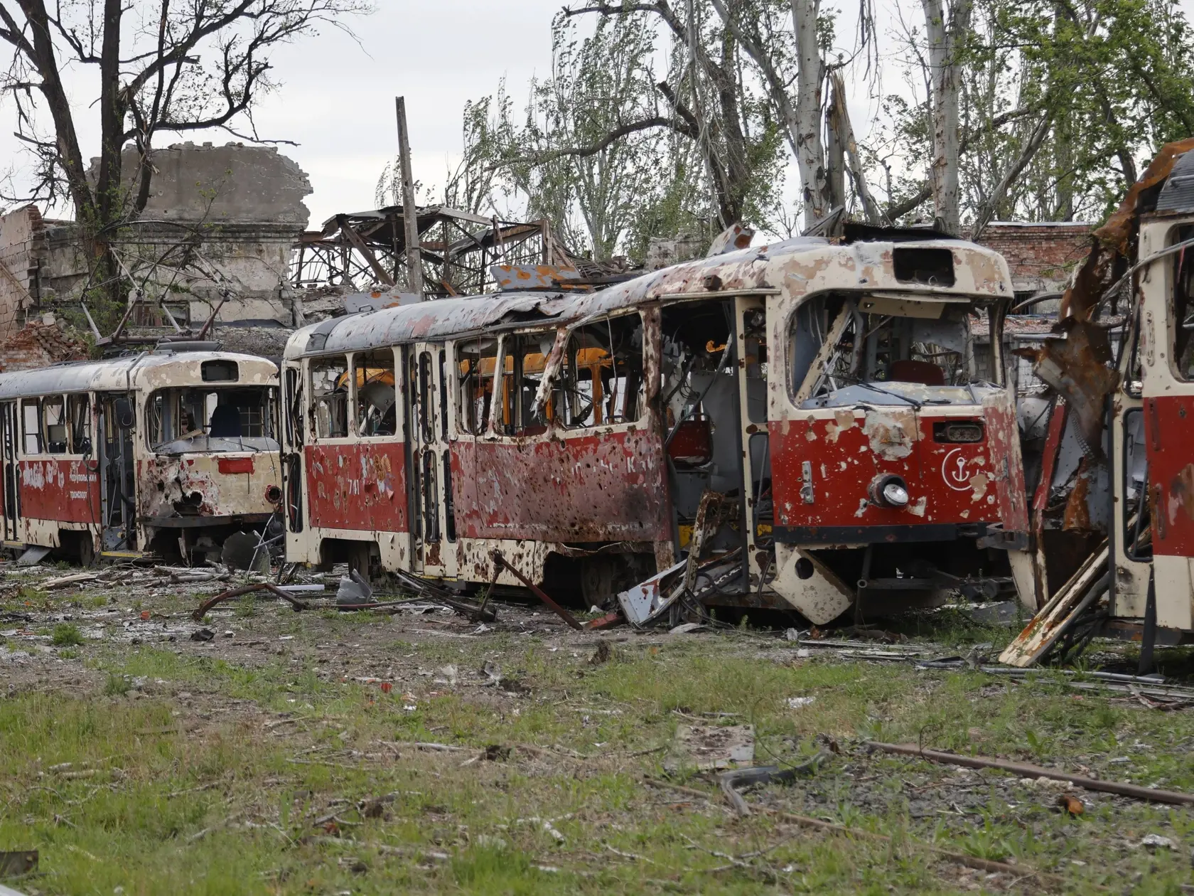 PK 26 Mariupol - Zničené električky stoja v depe v Mariupole na juhovýchode Ukrajiny v sobotu 21. mája 2022. FOTO TASR/AP

Destroyed trams stand in a depot in Mariupol, in territory under the government of the Donetsk People's Republic, eastern Ukraine, Saturday, May 21, 2022. (AP Photo/Alexei Alexandrov)