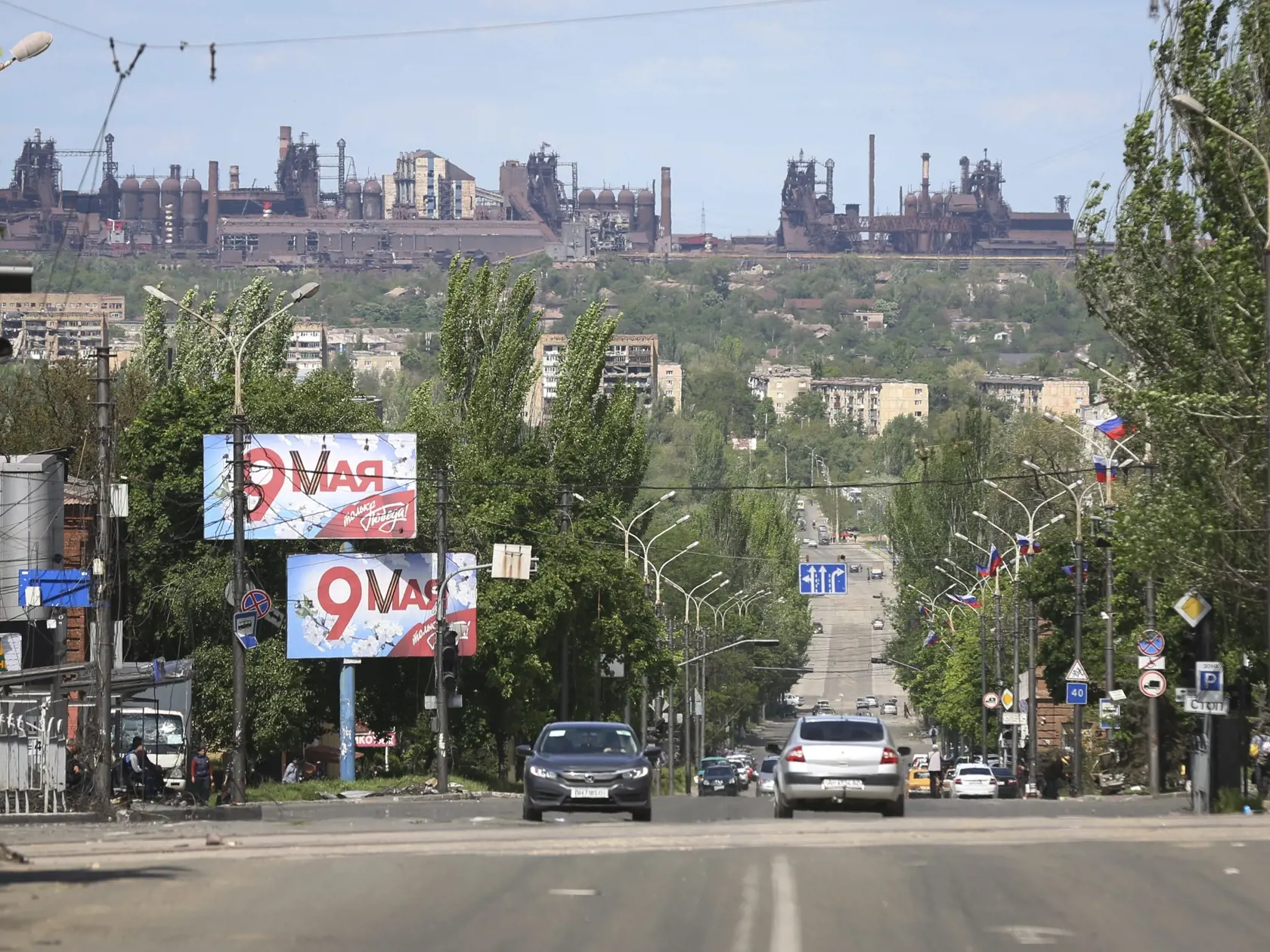 WA 35 Mariupol - Na snímke ulica v obliehanom juhoukrajinskom prístavnom meste Mariupol, v pozadí oceliarne Azovstaľ počas 83. dňa ruskej invázie na Ukrajinu v utorok 17. mája 2022. FOTO TASR/AP   

A view of a street in Mariupol, in territory under the government of the Donetsk People's Republic, eastern Ukraine, Tuesday, May 17, 2022, with the Azovstal steel plant in the background. (AP Photo/Alexei Alexandrov)