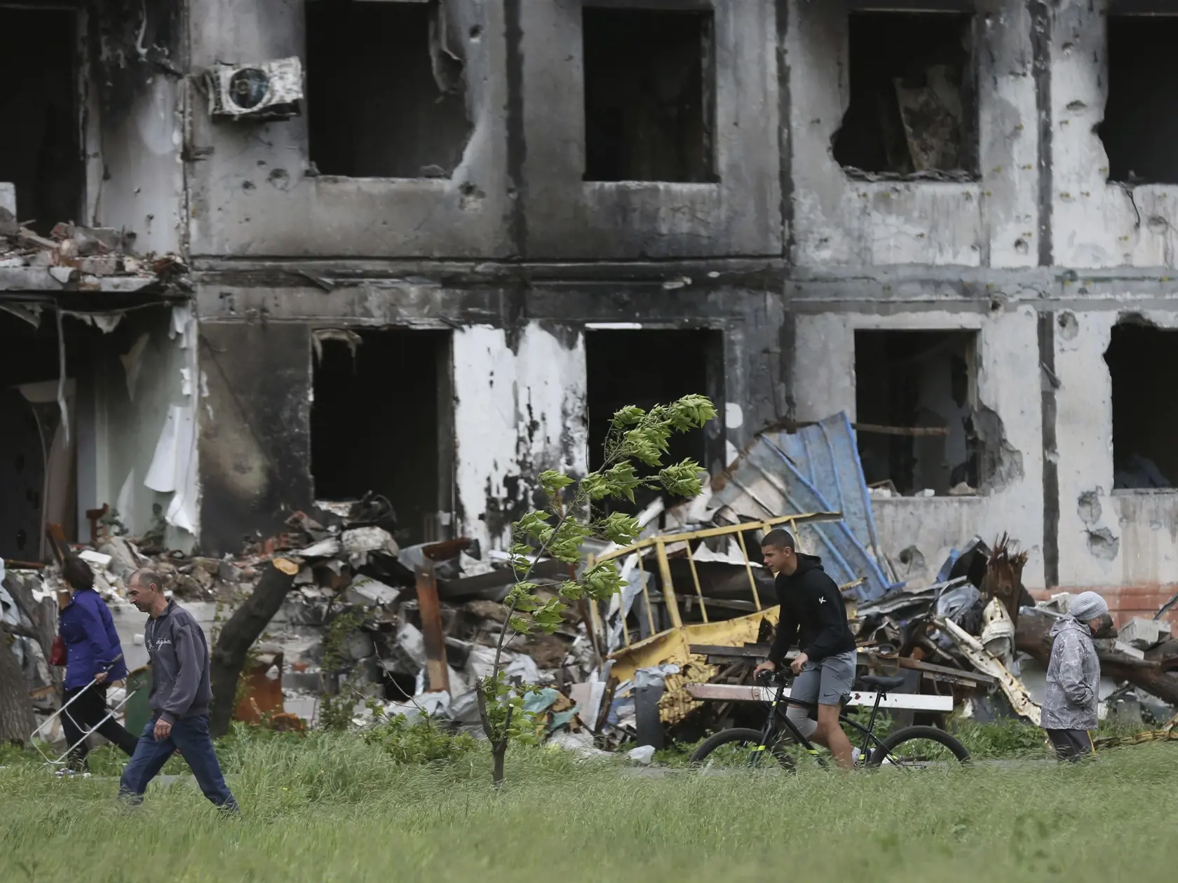 PK 27 Mariupol - Ľudia kráčajú okolo zničených budov v Mariupole na juhovýchode Ukrajiny v sobotu 21. mája 2022. FOTO TASR/AP

People walk past a destroyed building in Mariupol, in territory under the government of the Donetsk People's Republic, eastern Ukraine, Saturday, May 21, 2022. (AP Photo/Alexei Alexandrov)