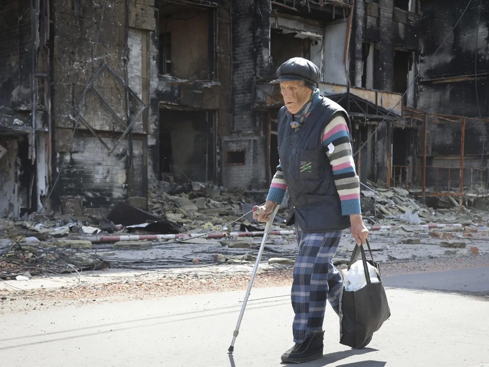WA 37 Mariupol - Na snímke staršia žena kráča okolo zničenej budovy v obliehanom juhoukrajinskom prístavnom meste Mariupol počas 83. dňa ruskej invázie na Ukrajinu v utorok 17. mája 2022. FOTO TASR/AP   

A resident walks past a destroyed house in Mariupol, in territory under the government of the Donetsk People's Republic, eastern Ukraine, Tuesday, May 17, 2022. (AP Photo/Alexei Alexandrov)