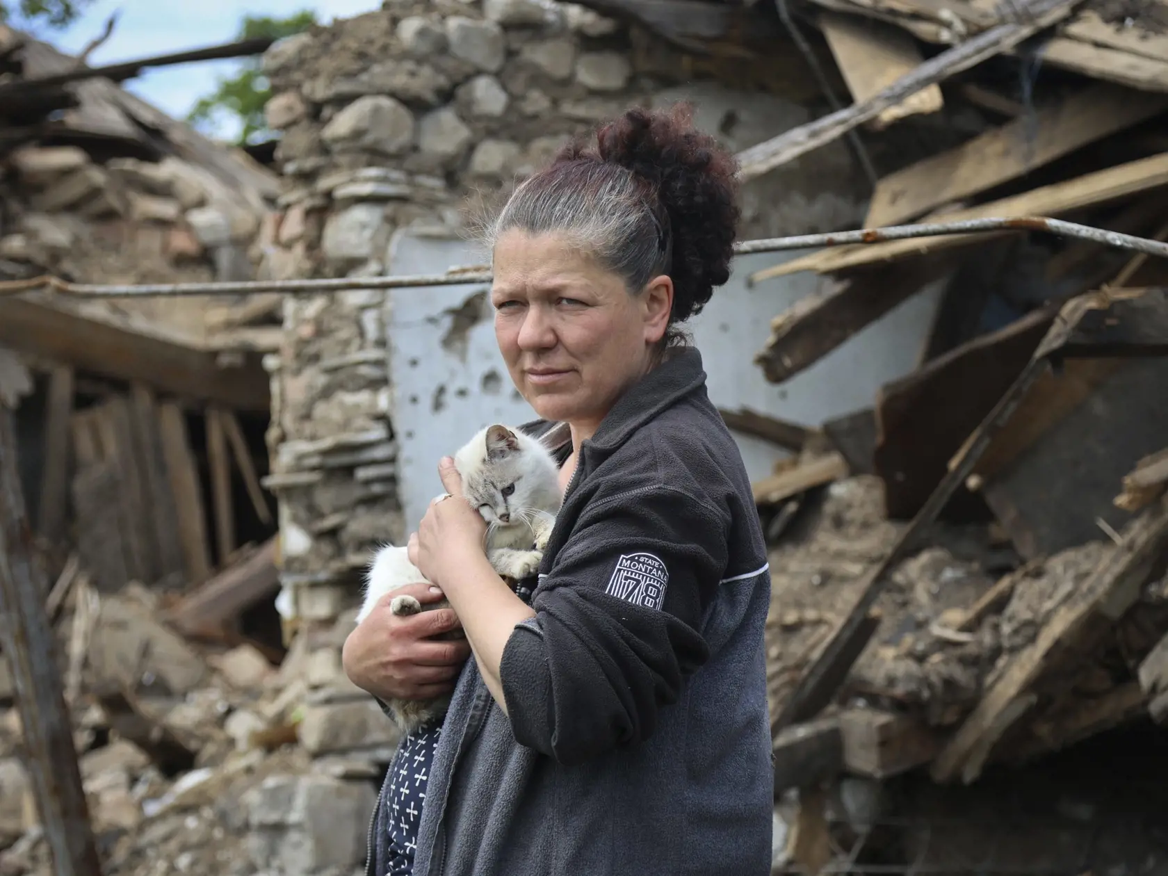 WA 32 Mariupol - Žena stojí vedľa zničeného domu v obliehanom juhoukrajinskom prístavnom meste Mariupol počas 83. dňa ruskej invázie na Ukrajinu v utorok 17. mája 2022. FOTO TASR/AP   

A woman stands next to a destroyed house in Mariupol, in territory under the government of the Donetsk People's Republic, eastern Ukraine, Tuesday, May 17, 2022. (AP Photo/Alexei Alexandrov)